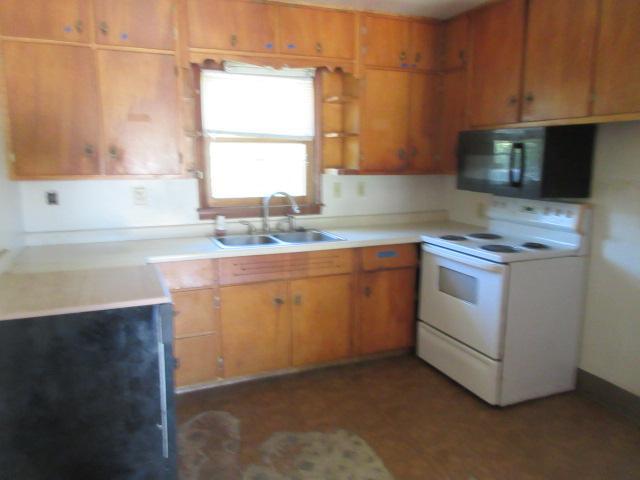 1949 single family home for sale at 8 2nd Street NE in Gwinner, ND — 3 bed, 2 bath (photo 13 of 29)