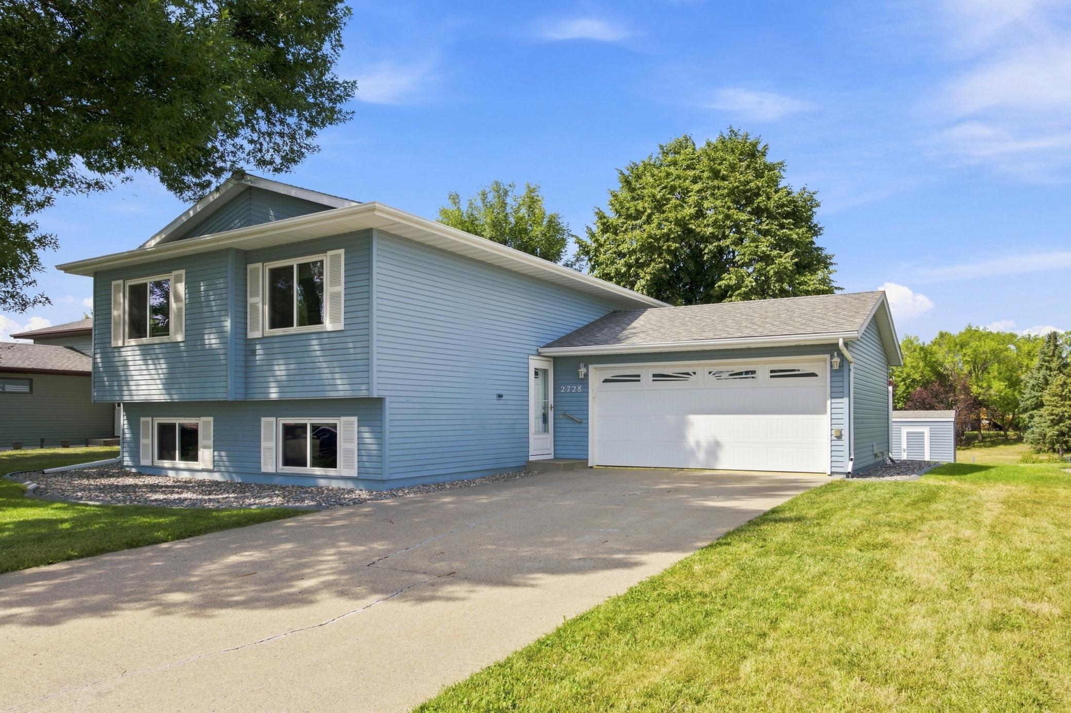1987 single family home for sale at 2728 29th Avenue S in Moorhead, MN — 4 bed, 2 bath (photo 2 of 38)