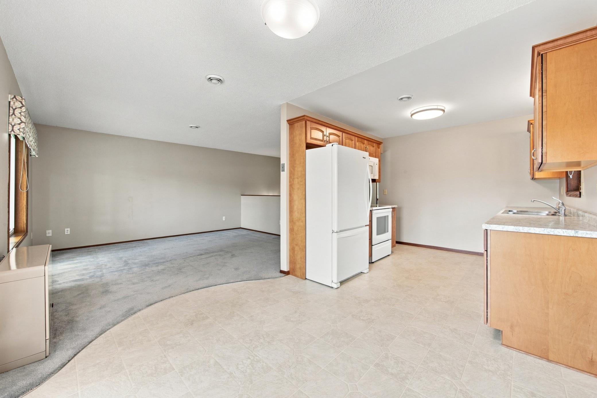 1987 single family home for sale at 2728 29th Avenue S in Moorhead, MN — 4 bed, 2 bath (photo 11 of 38)