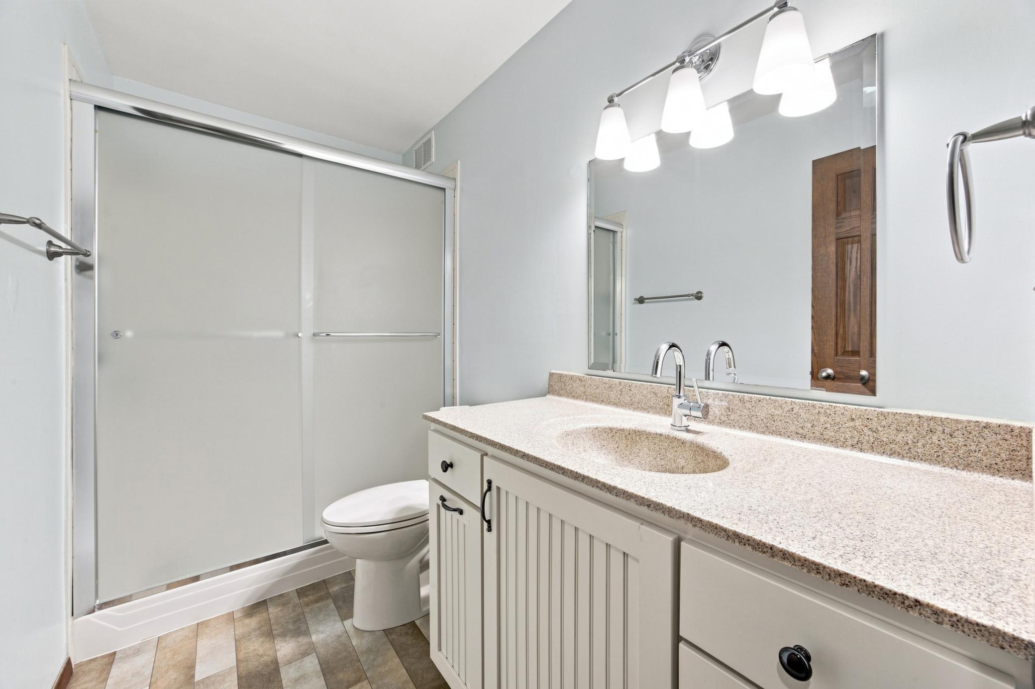 1987 single family home for sale at 2728 29th Avenue S in Moorhead, MN — 4 bed, 2 bath (photo 16 of 38)