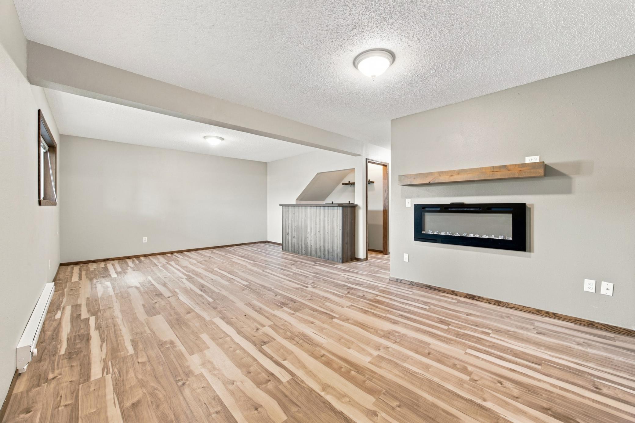 1987 single family home for sale at 2728 29th Avenue S in Moorhead, MN — 4 bed, 2 bath (photo 17 of 38)