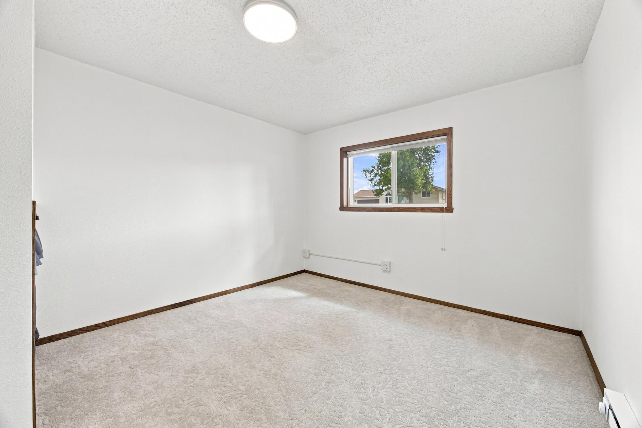 1987 single family home for sale at 2728 29th Avenue S in Moorhead, MN — 4 bed, 2 bath (photo 19 of 38)