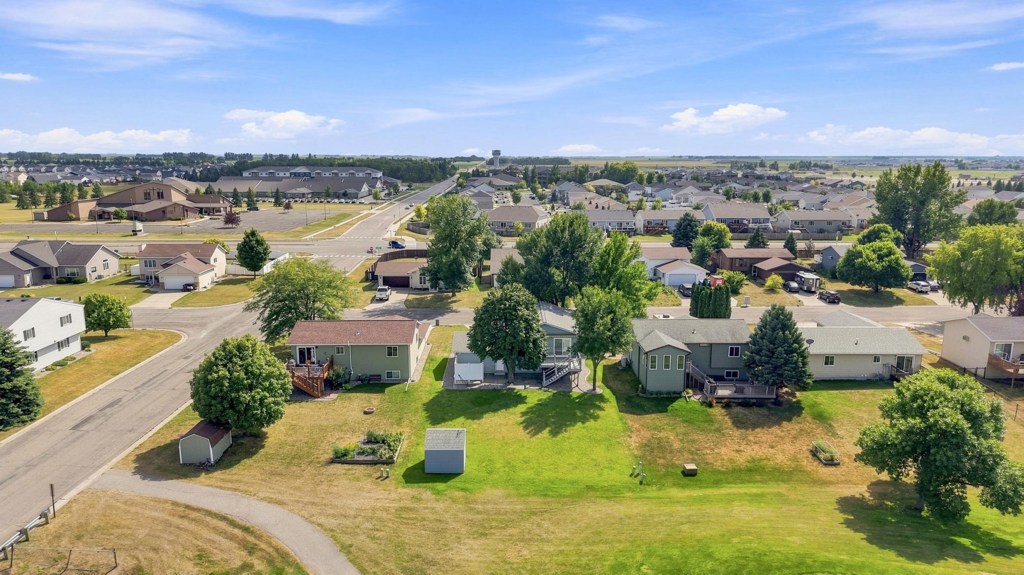 1987 single family home for sale at 2728 29th Avenue S in Moorhead, MN — 4 bed, 2 bath (photo 32 of 38)