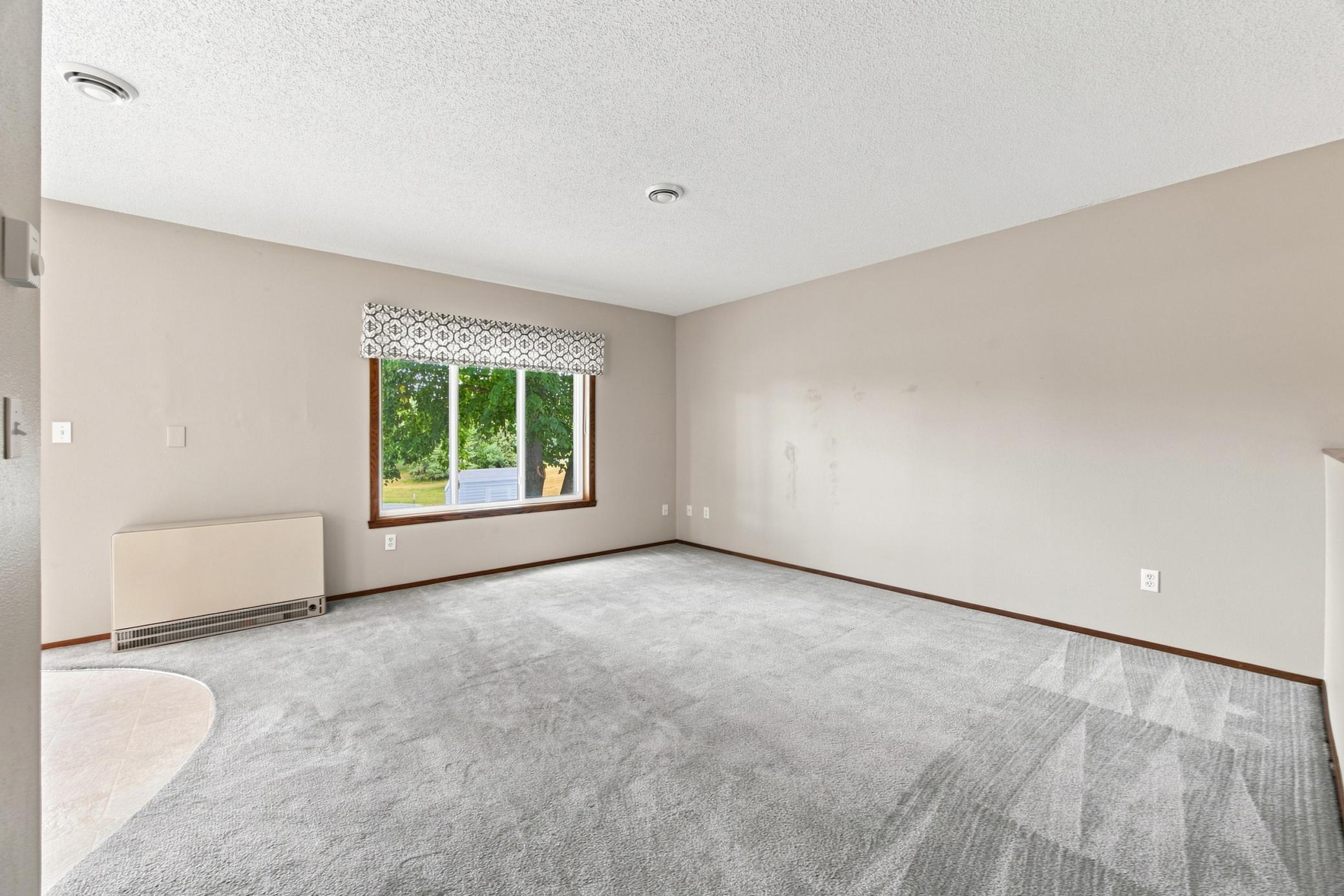 1987 single family home for sale at 2728 29th Avenue S in Moorhead, MN — 4 bed, 2 bath (photo 5 of 38)