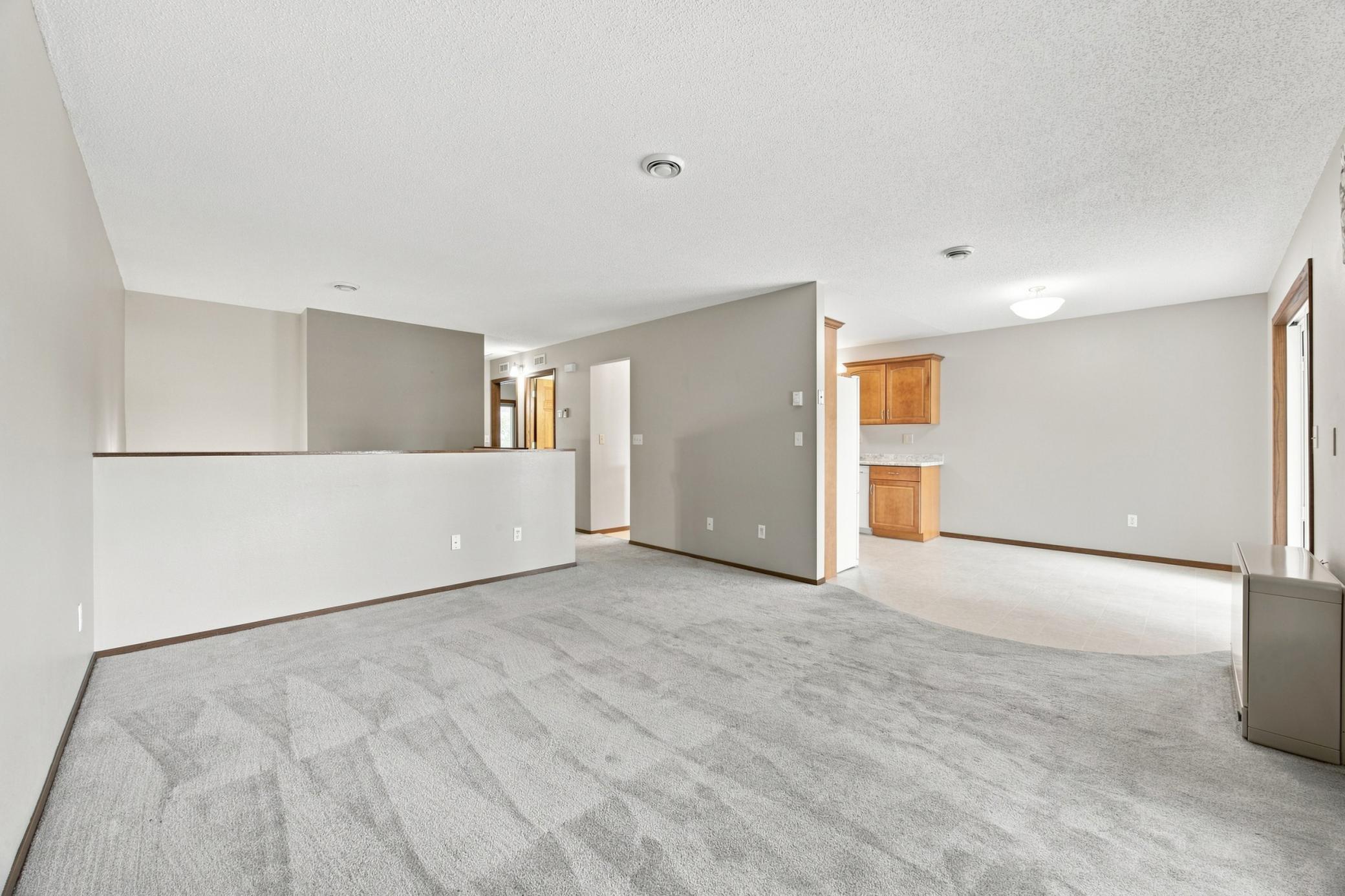 1987 single family home for sale at 2728 29th Avenue S in Moorhead, MN — 4 bed, 2 bath (photo 6 of 38)