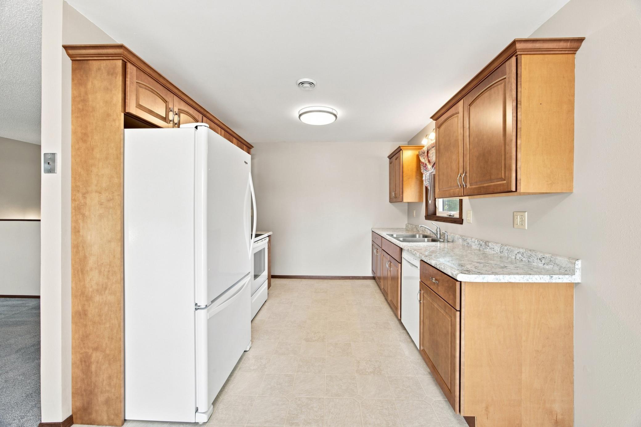 1987 single family home for sale at 2728 29th Avenue S in Moorhead, MN — 4 bed, 2 bath (photo 7 of 38)