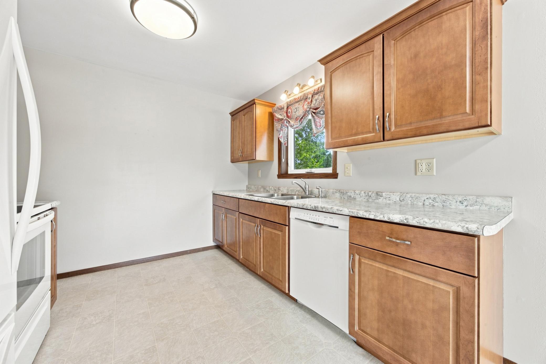 1987 single family home for sale at 2728 29th Avenue S in Moorhead, MN — 4 bed, 2 bath (photo 8 of 38)