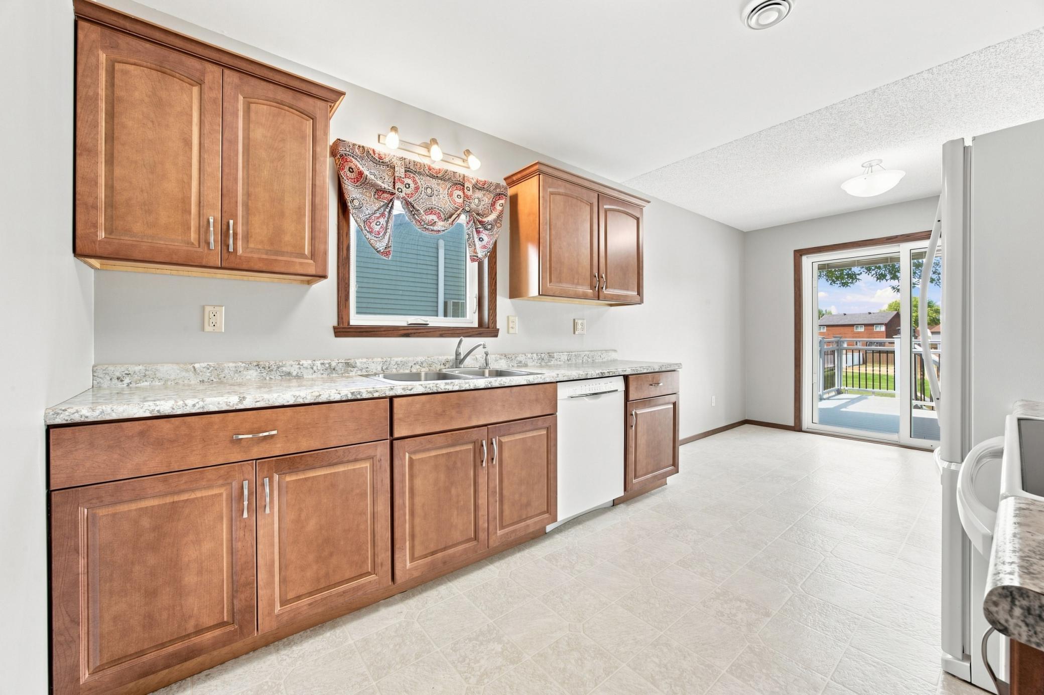 1987 single family home for sale at 2728 29th Avenue S in Moorhead, MN — 4 bed, 2 bath (photo 9 of 38)