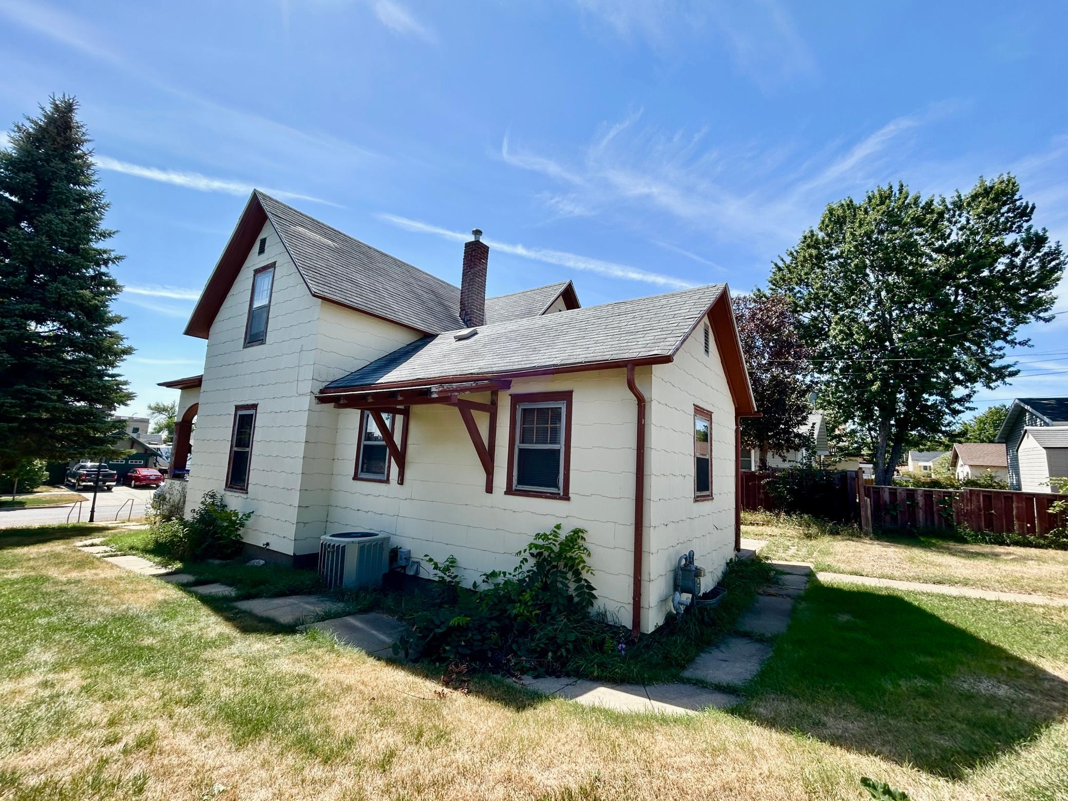 1895 single family home for sale at 214 6th Street NW in Valley City, ND — 3 bed, 3 bath (photo 2 of 31)
