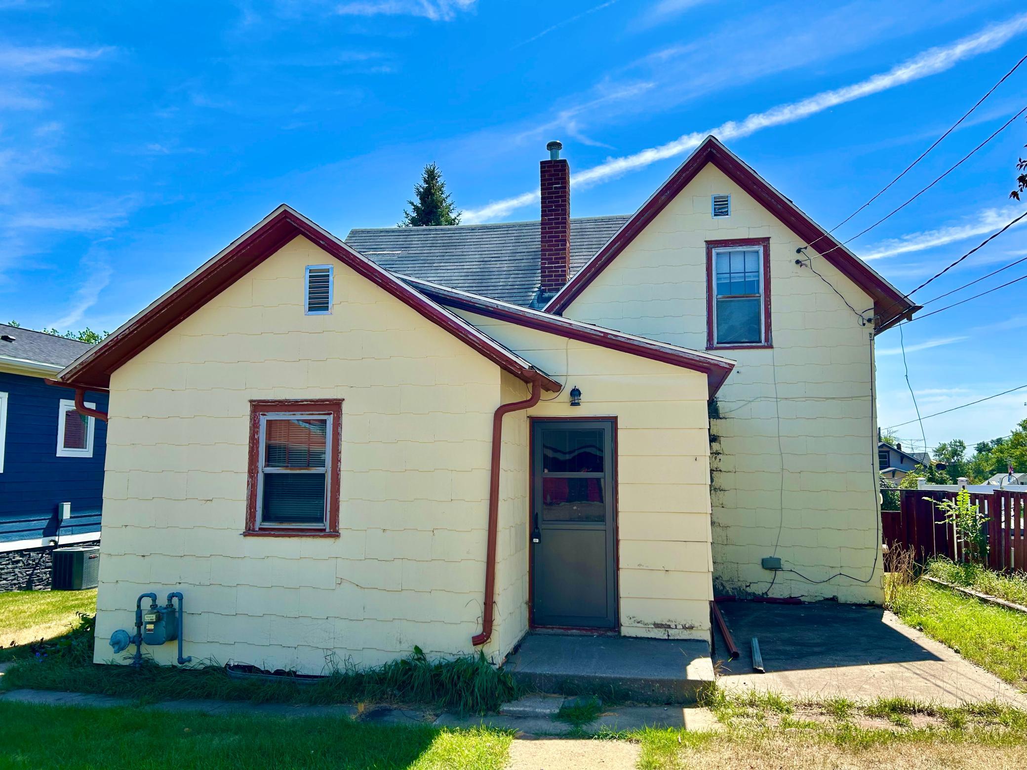 1895 single family home for sale at 214 6th Street NW in Valley City, ND — 3 bed, 3 bath (photo 3 of 31)