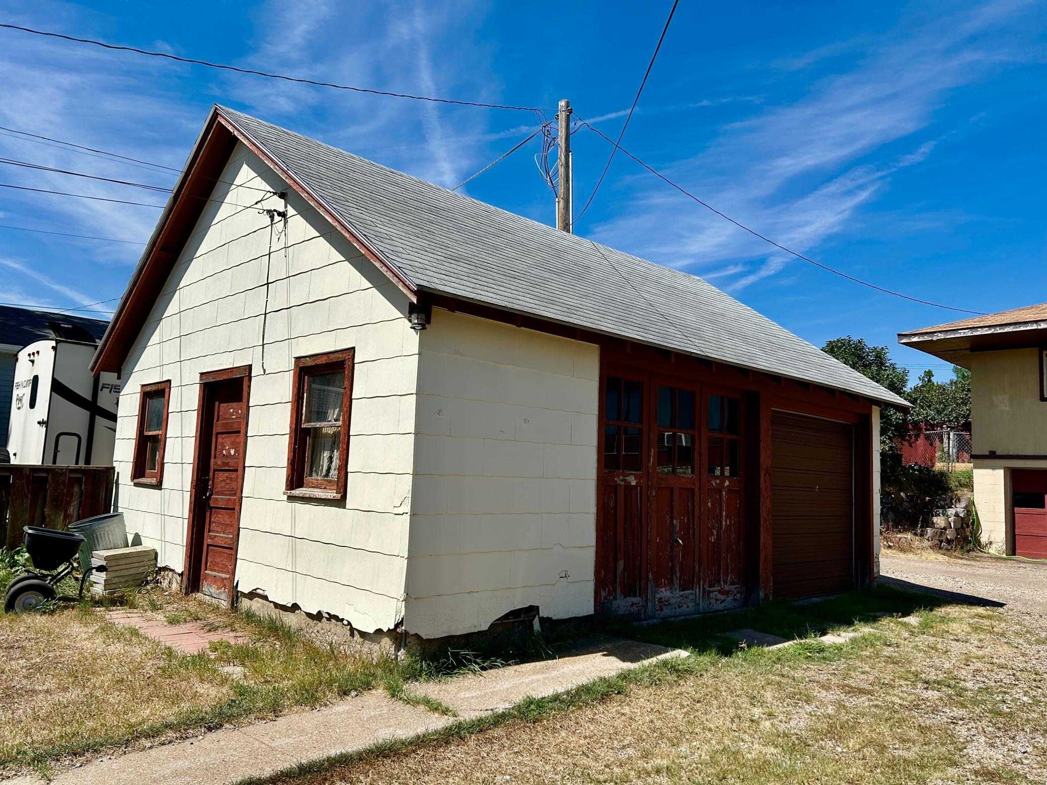 1895 single family home for sale at 214 6th Street NW in Valley City, ND — 3 bed, 3 bath (photo 4 of 31)