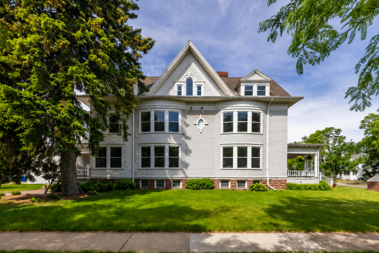 1899 single family home for sale at 1100 3rd Avenue S in Fargo, ND — 7 bed, 5 bath (photo 2 of 78)