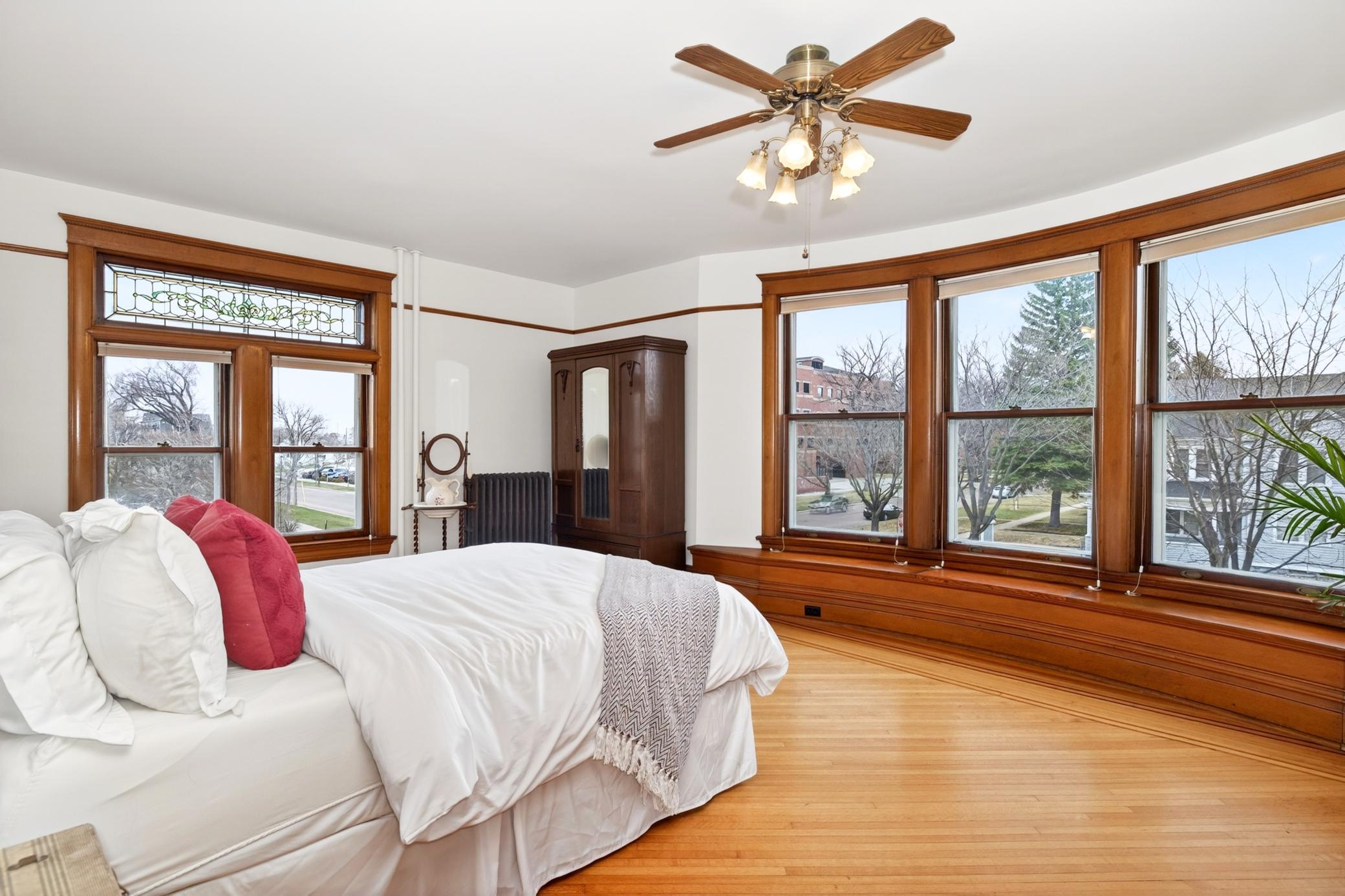 1899 single family home for sale at 1100 3rd Avenue S in Fargo, ND — 7 bed, 5 bath (photo 19 of 78)