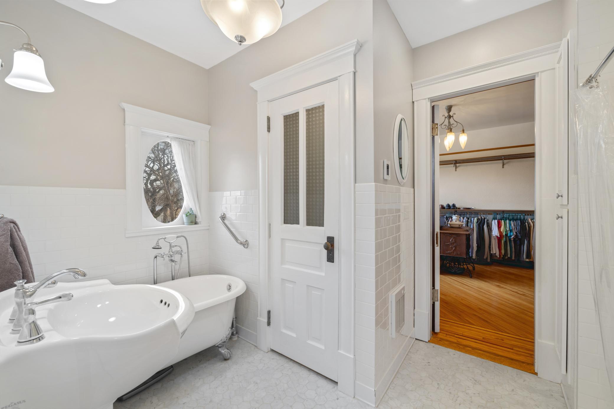 1899 single family home for sale at 1100 3rd Avenue S in Fargo, ND — 7 bed, 5 bath (photo 21 of 78)