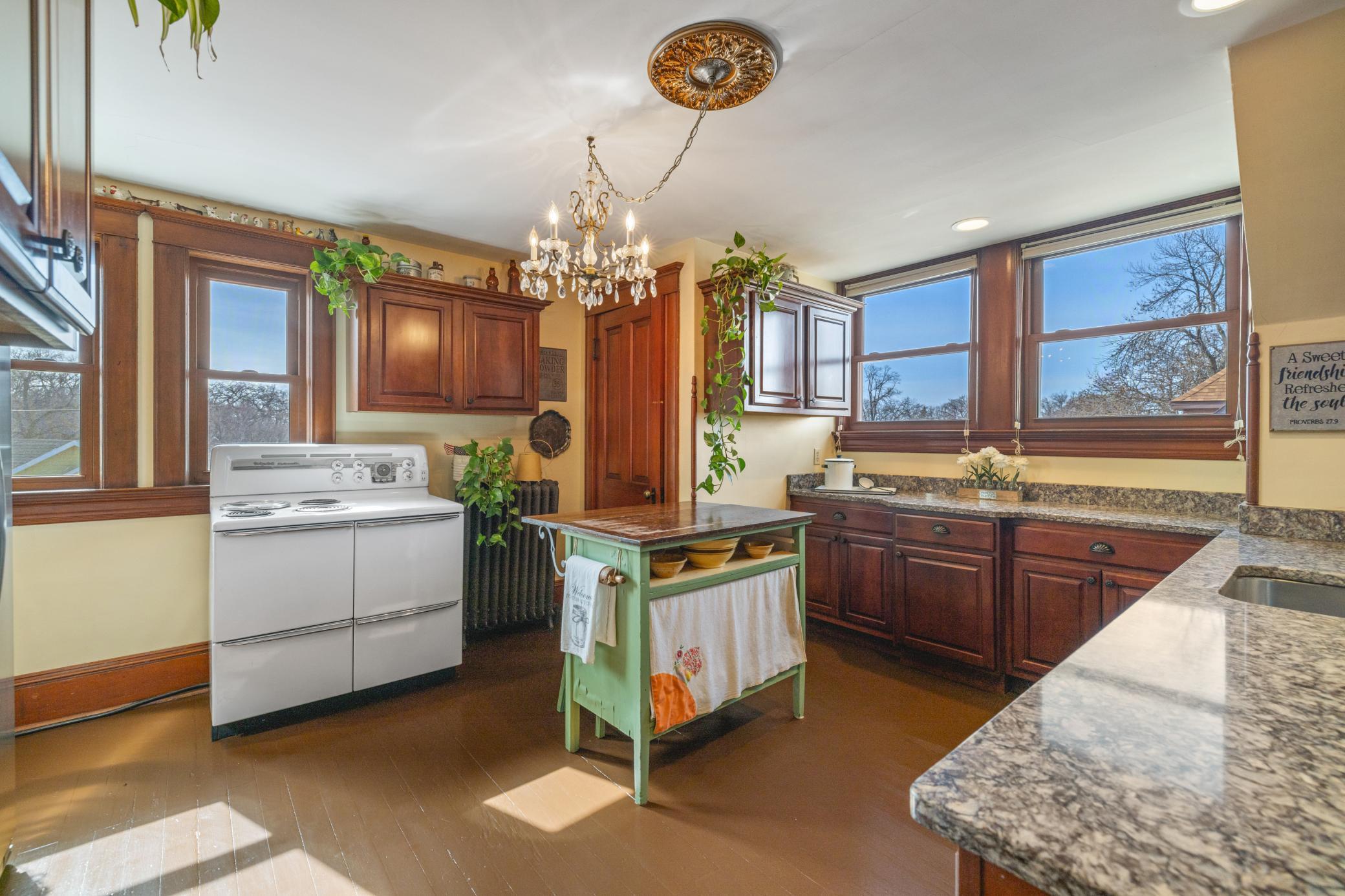 1899 single family home for sale at 1100 3rd Avenue S in Fargo, ND — 7 bed, 5 bath (photo 36 of 78)