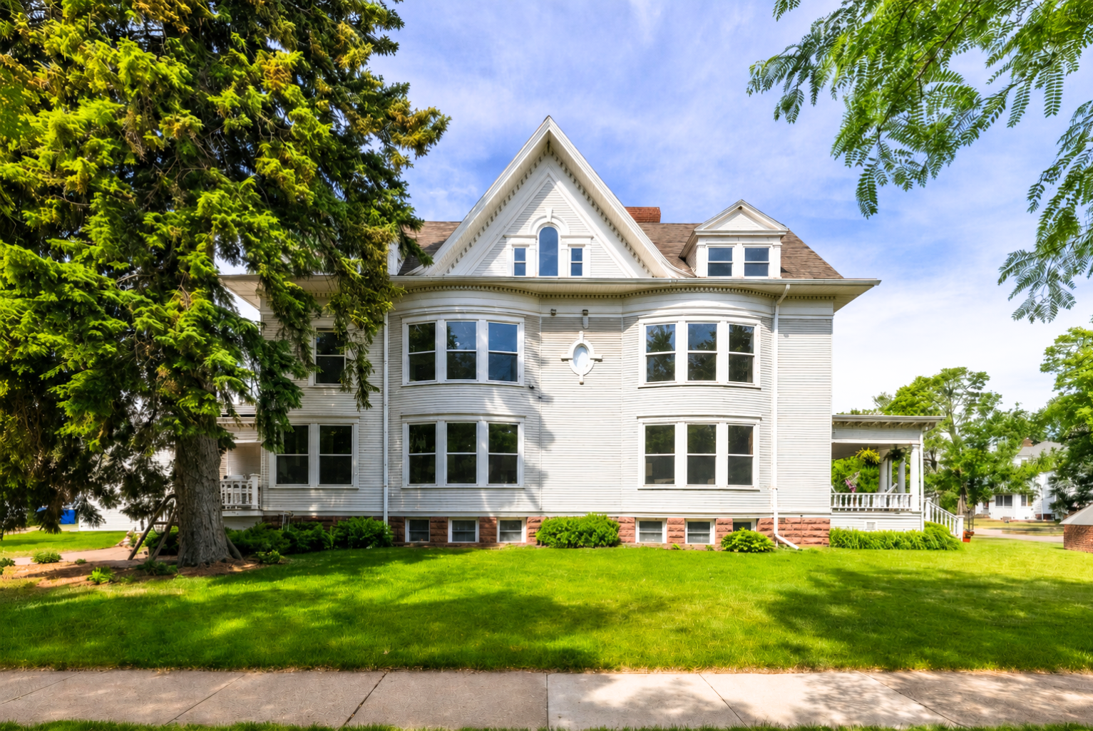 1899 single family home for sale at 1100 3rd Avenue S in Fargo, ND — 7 bed, 5 bath (photo 2 of 80)
