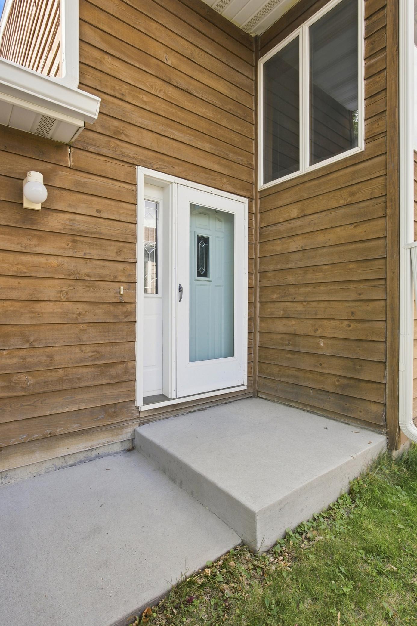 1985 single family home for sale at 1513 28th Avenue S in Fargo, ND — 4 bed, 2 bath (photo 2 of 29)
