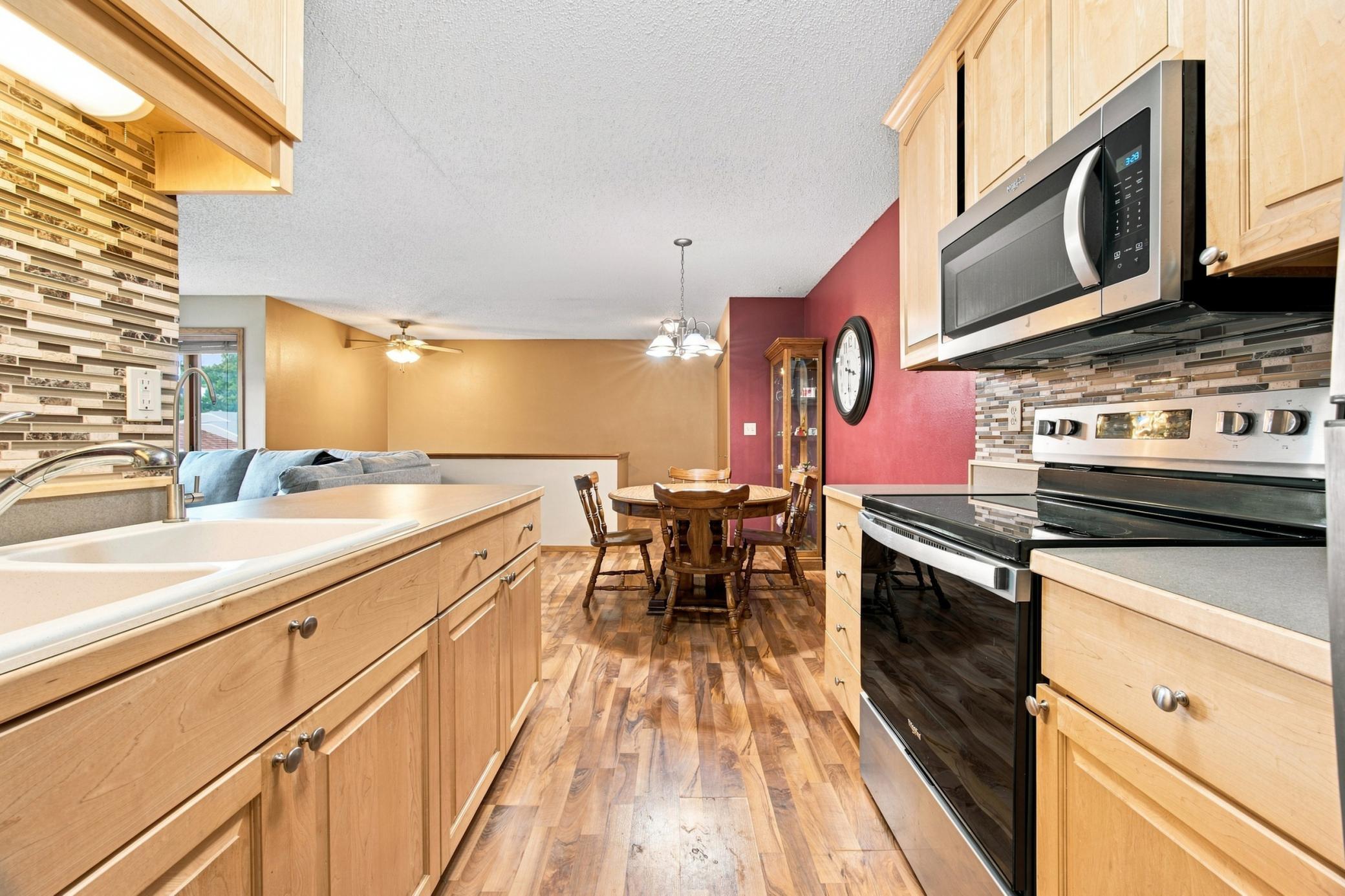 1985 single family home for sale at 1513 28th Avenue S in Fargo, ND — 4 bed, 2 bath (photo 11 of 29)