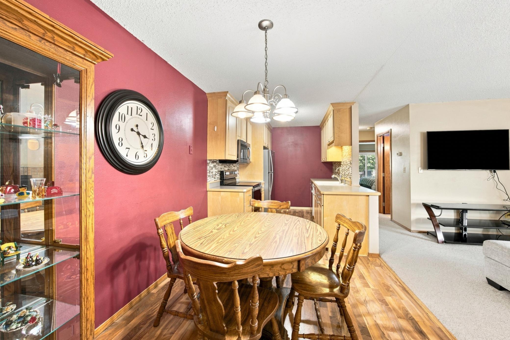 1985 single family home for sale at 1513 28th Avenue S in Fargo, ND — 4 bed, 2 bath (photo 14 of 29)