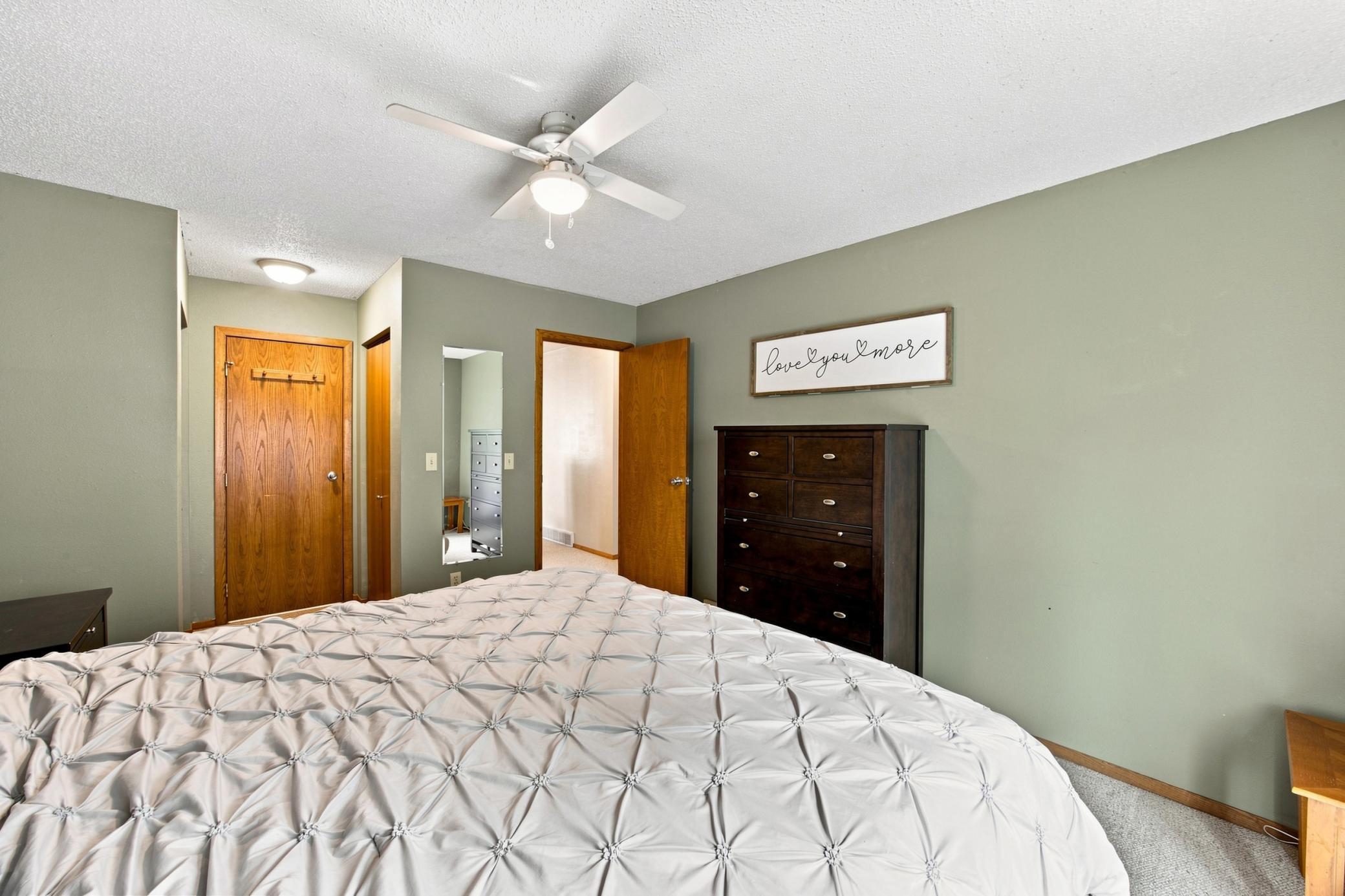 1985 single family home for sale at 1513 28th Avenue S in Fargo, ND — 4 bed, 2 bath (photo 16 of 29)