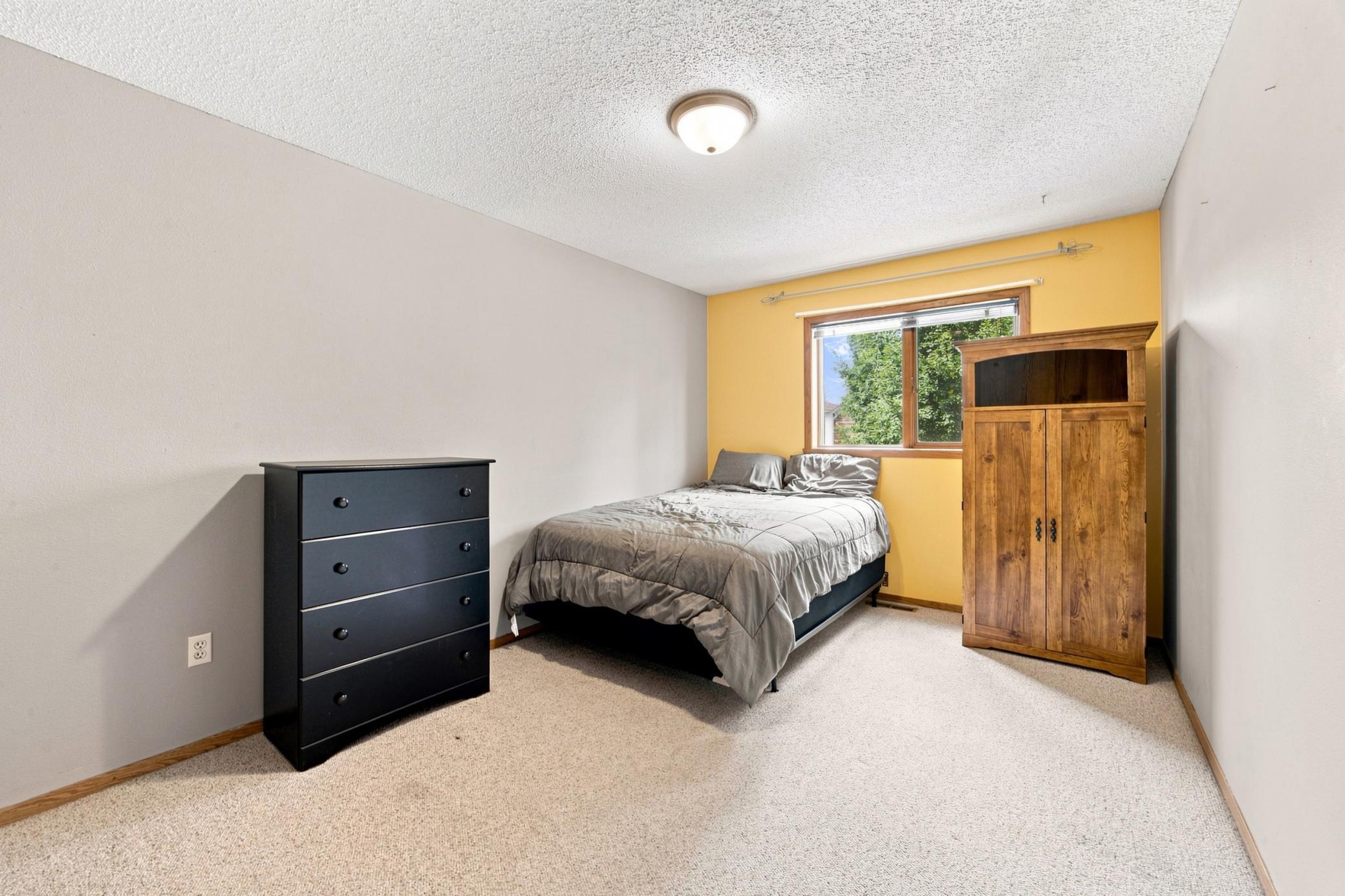 1985 single family home for sale at 1513 28th Avenue S in Fargo, ND — 4 bed, 2 bath (photo 17 of 29)