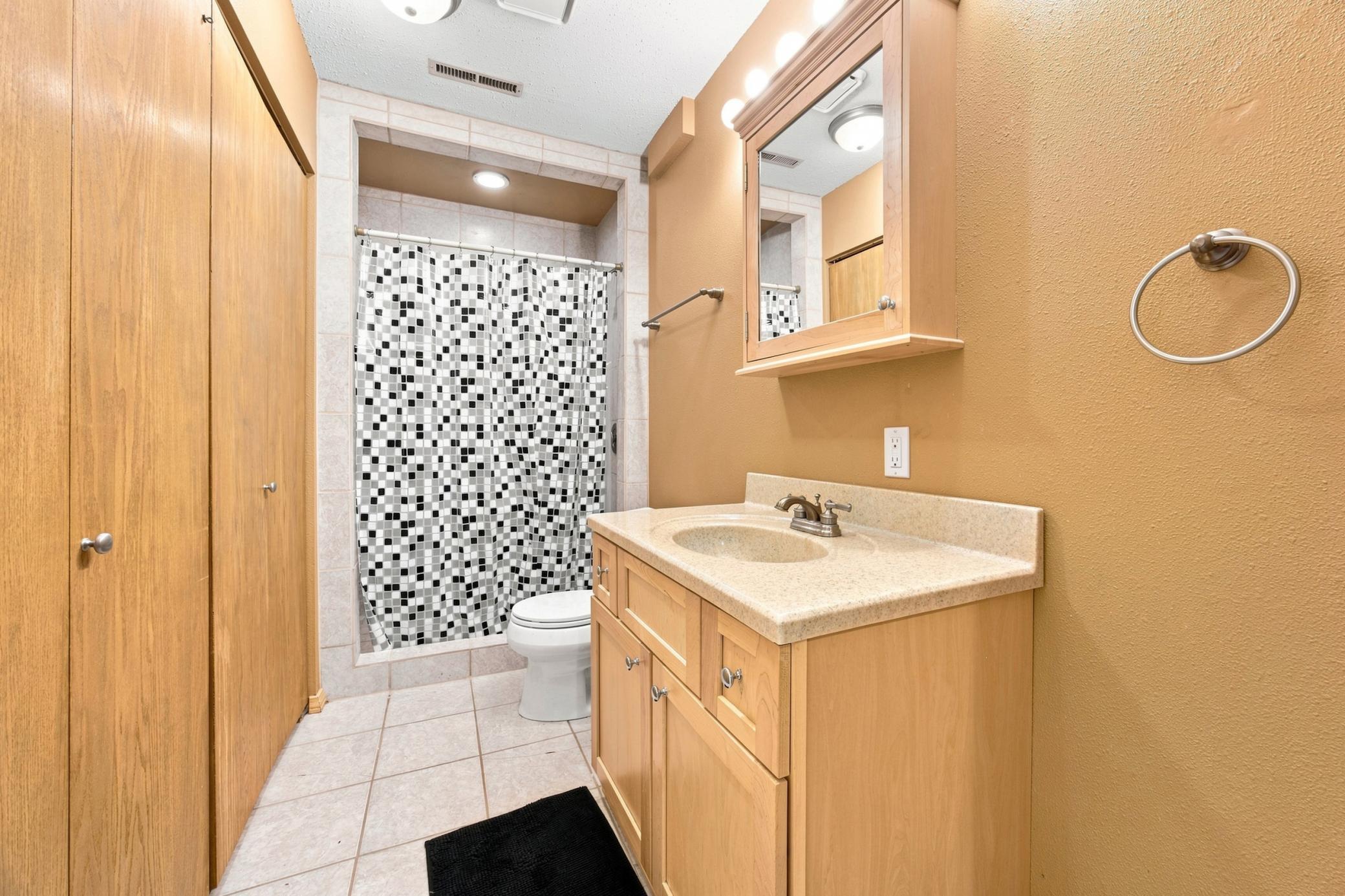 1985 single family home for sale at 1513 28th Avenue S in Fargo, ND — 4 bed, 2 bath (photo 24 of 29)