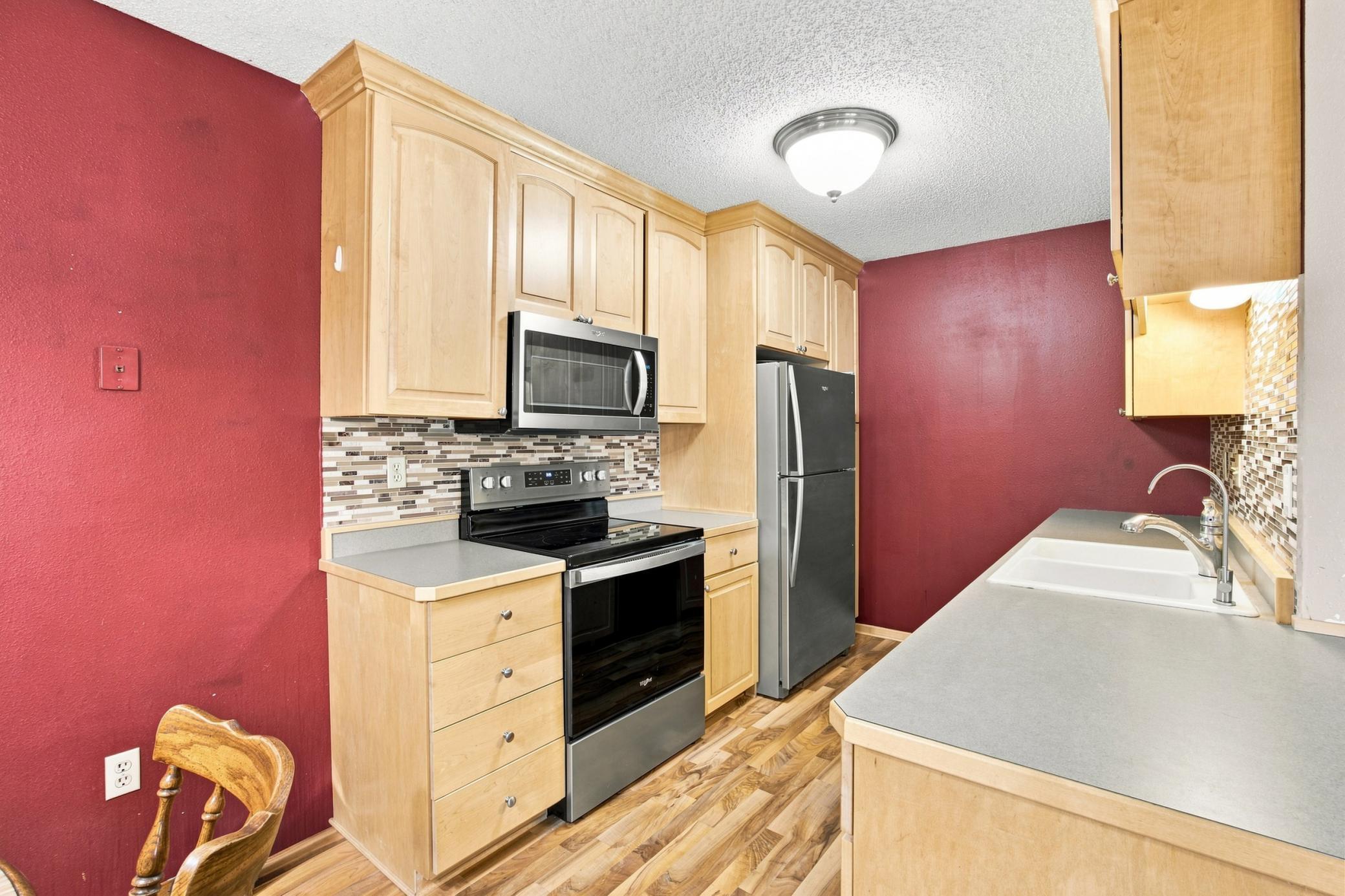 1985 single family home for sale at 1513 28th Avenue S in Fargo, ND — 4 bed, 2 bath (photo 10 of 29)