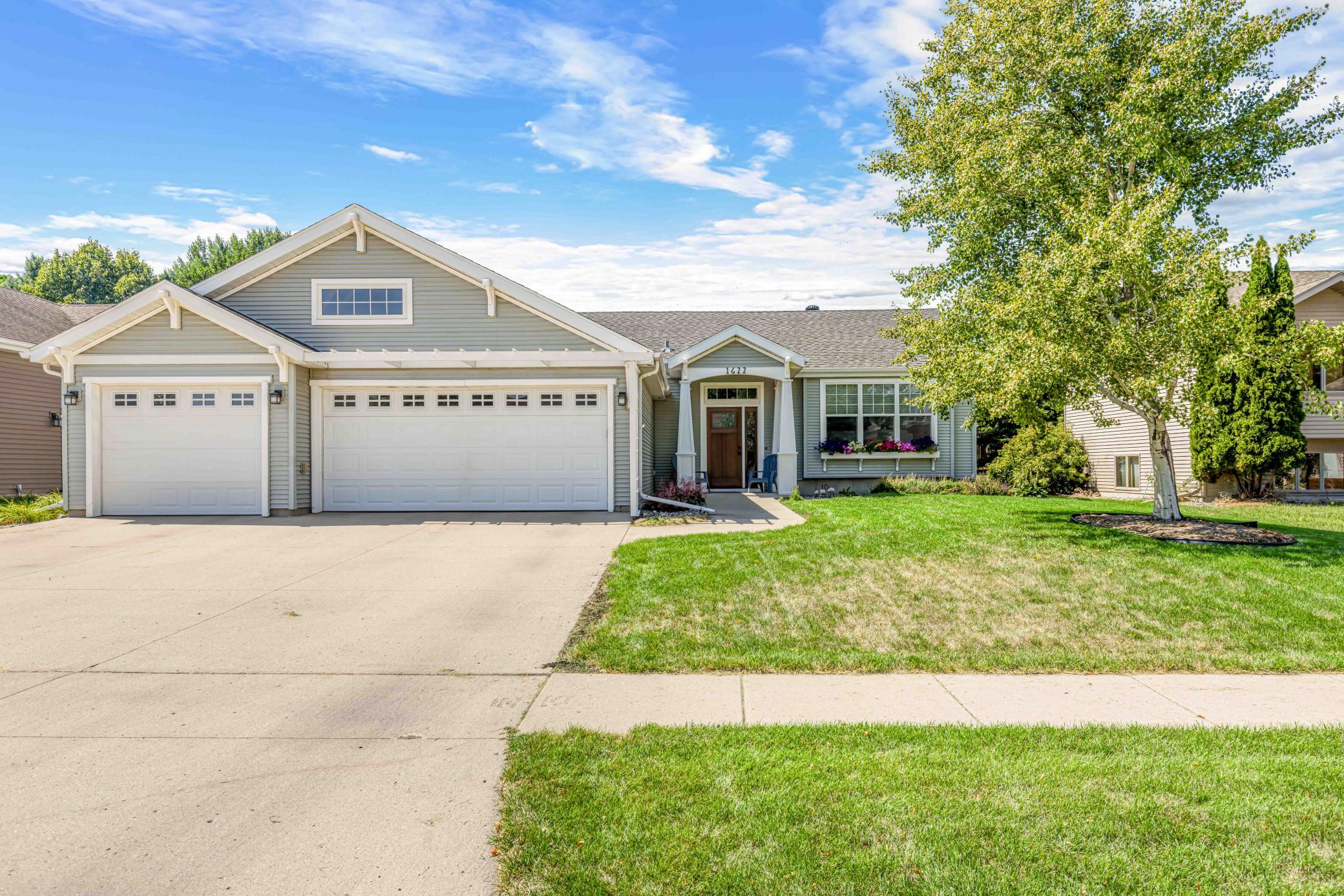 2005 single family home for sale at 1622 3rd Street W in West Fargo, ND — 4 bed, 3 bath (photo 2 of 46)