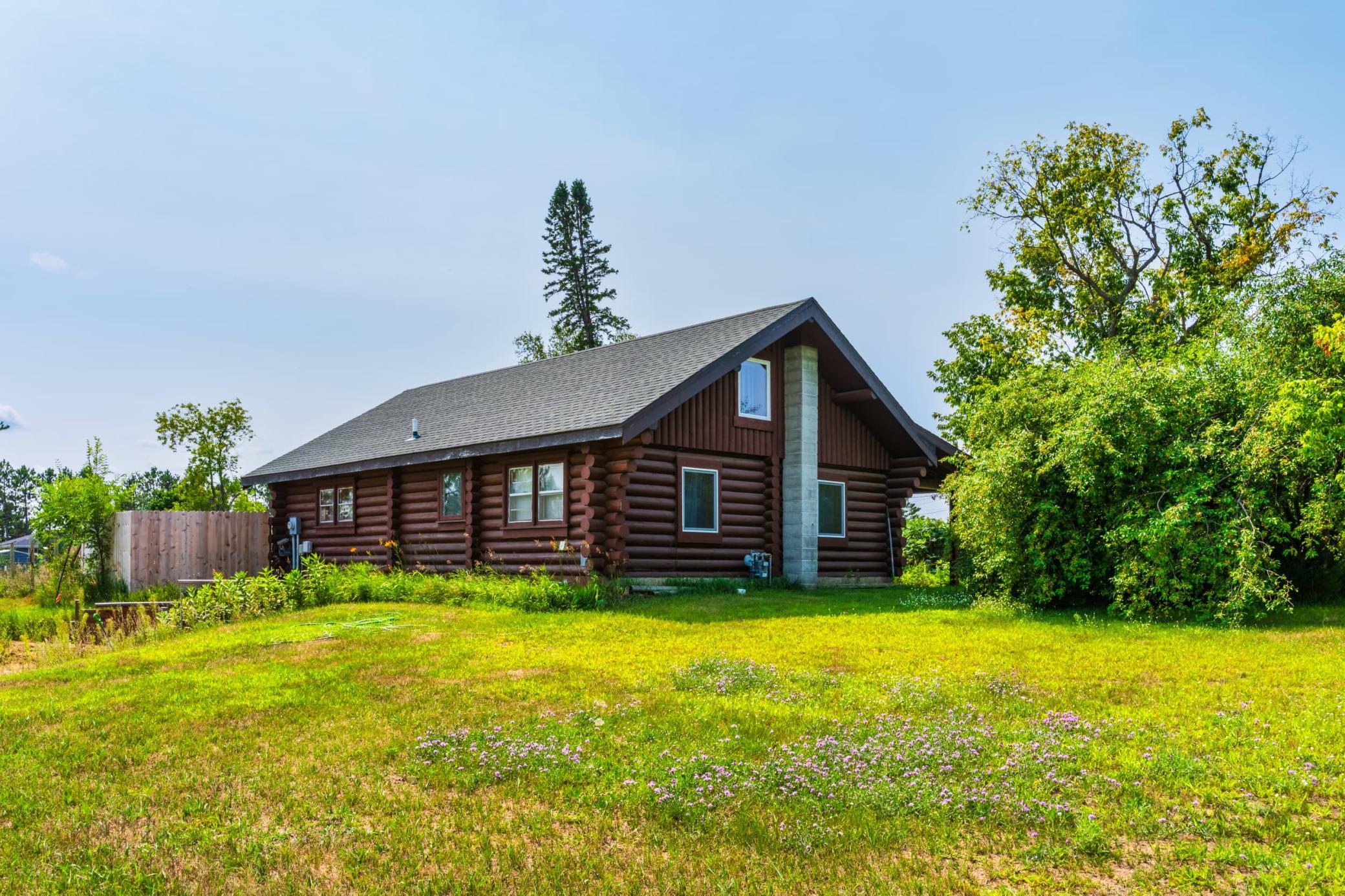 1962 single family home for sale at 718 Stoner Avenue SE in Bemidji, MN — 3 bed, 1 bath (photo 2 of 40)