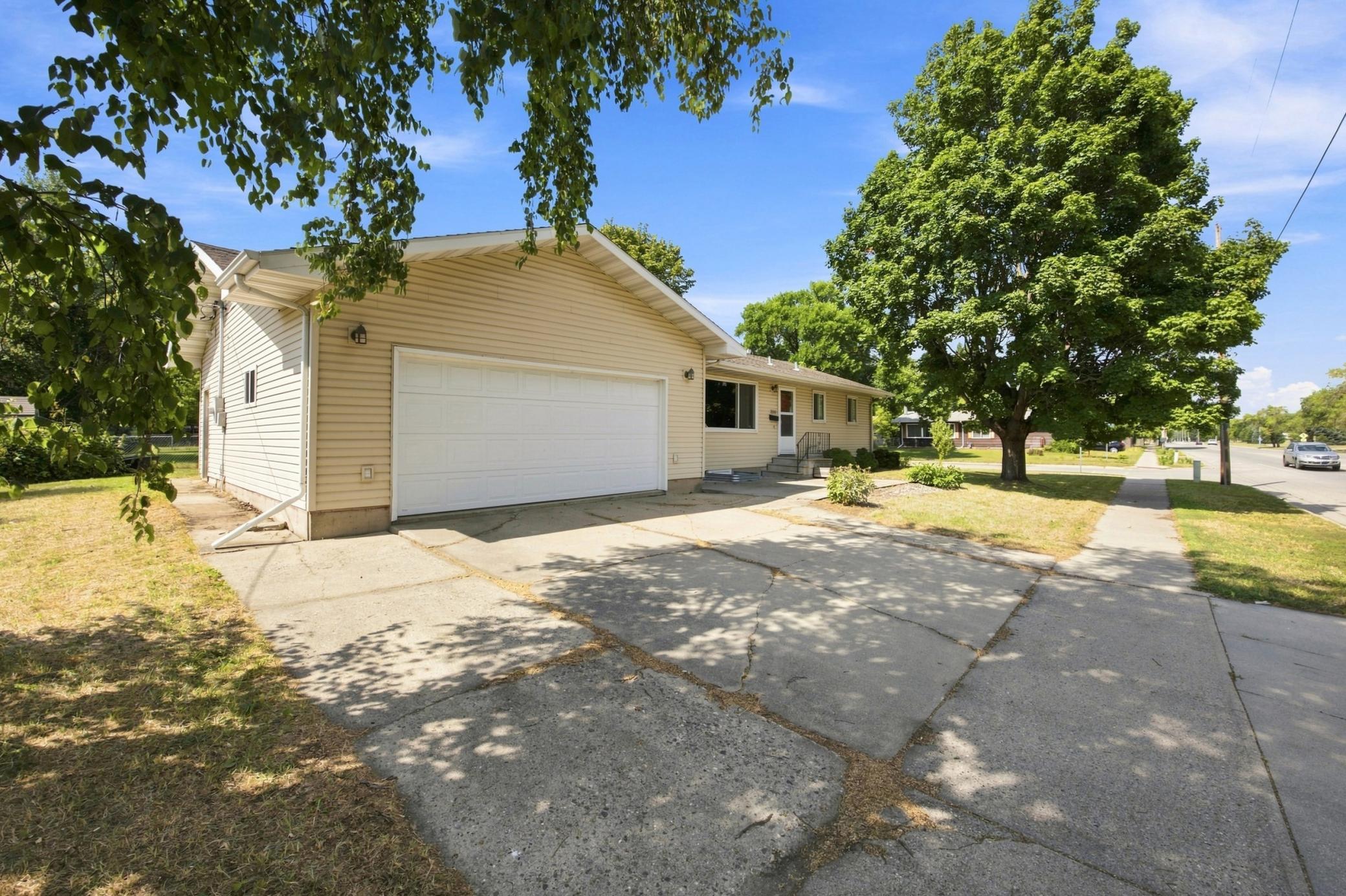1969 single family home for sale at 2101 20th Street S in Moorhead, MN — 3 bed, 2 bath (photo 2 of 41)