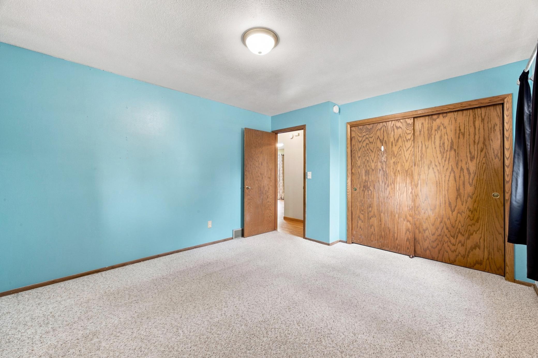 1969 single family home for sale at 2101 20th Street S in Moorhead, MN — 3 bed, 2 bath (photo 14 of 41)
