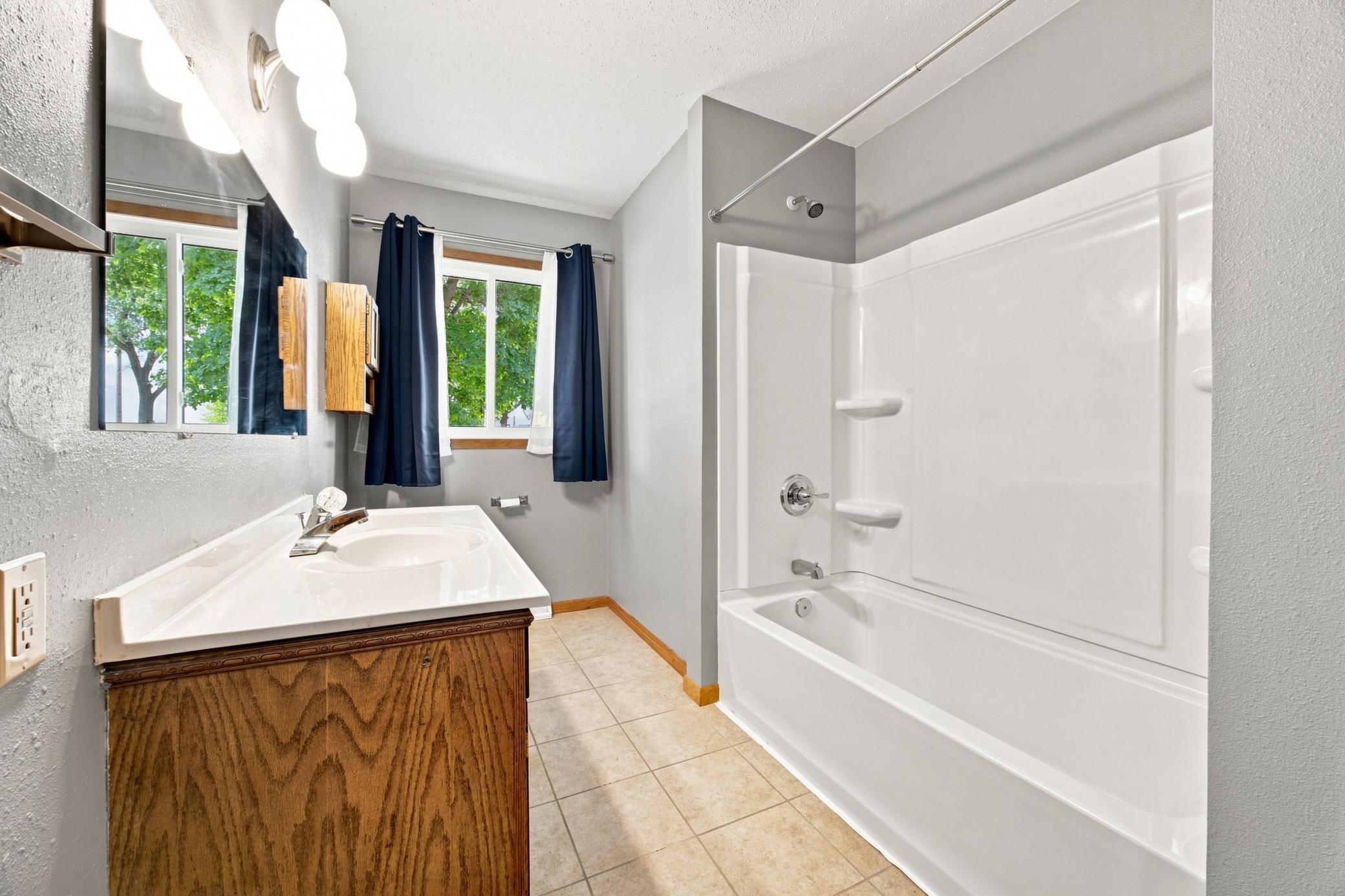1969 single family home for sale at 2101 20th Street S in Moorhead, MN — 3 bed, 2 bath (photo 18 of 41)