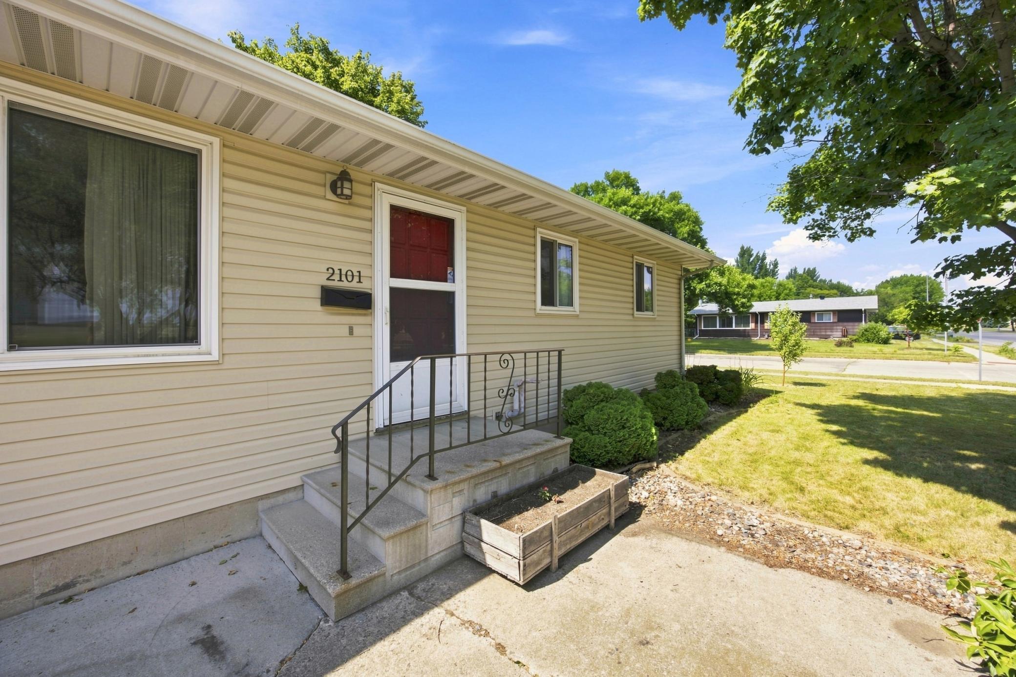 1969 single family home for sale at 2101 20th Street S in Moorhead, MN — 3 bed, 2 bath (photo 3 of 41)
