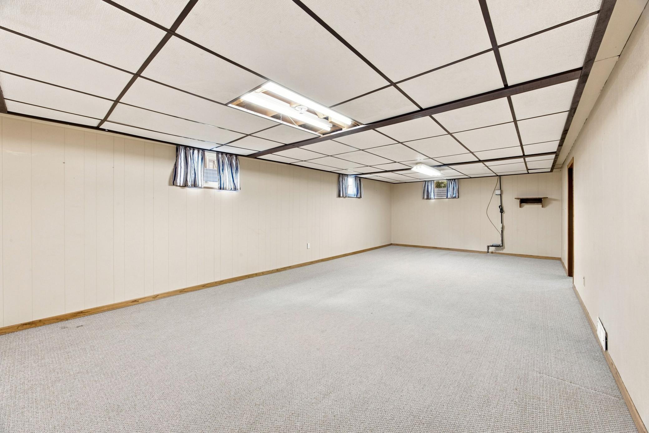 1969 single family home for sale at 2101 20th Street S in Moorhead, MN — 3 bed, 2 bath (photo 21 of 41)