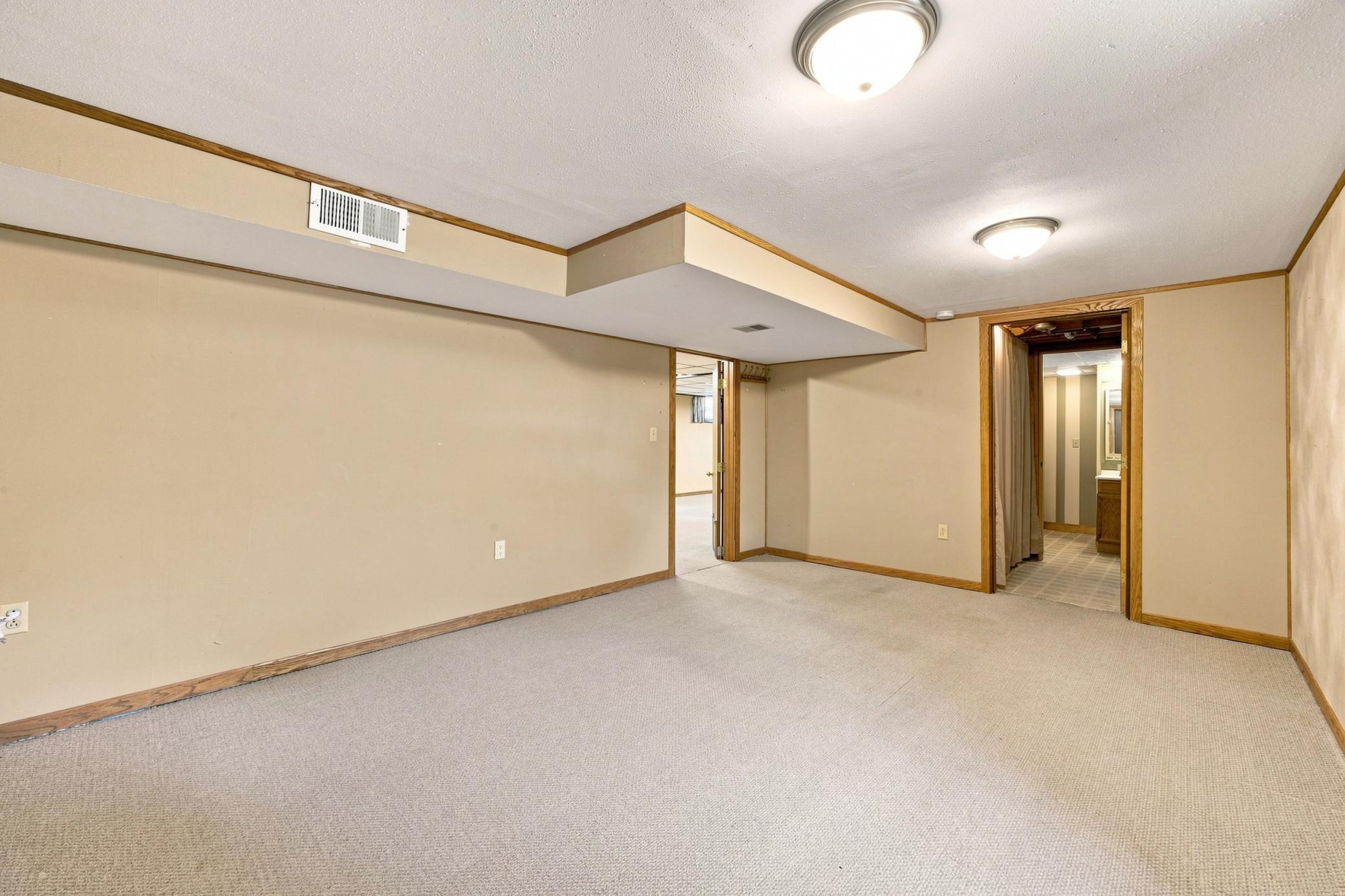 1969 single family home for sale at 2101 20th Street S in Moorhead, MN — 3 bed, 2 bath (photo 24 of 41)