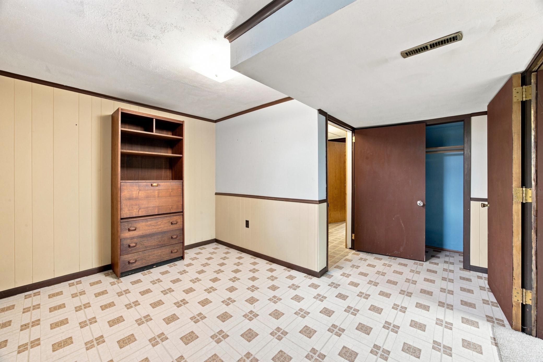 1969 single family home for sale at 2101 20th Street S in Moorhead, MN — 3 bed, 2 bath (photo 26 of 41)