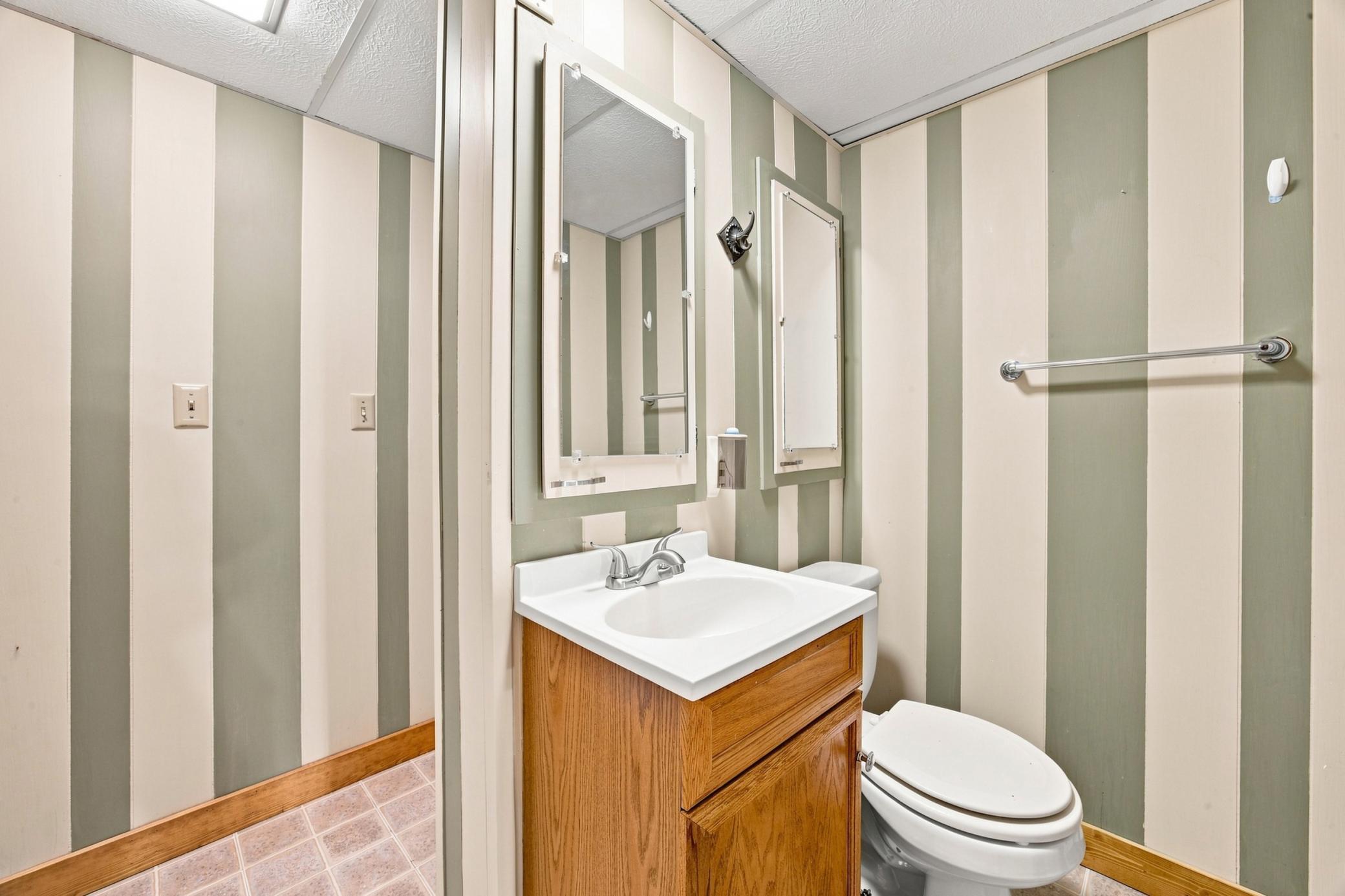 1969 single family home for sale at 2101 20th Street S in Moorhead, MN — 3 bed, 2 bath (photo 27 of 41)