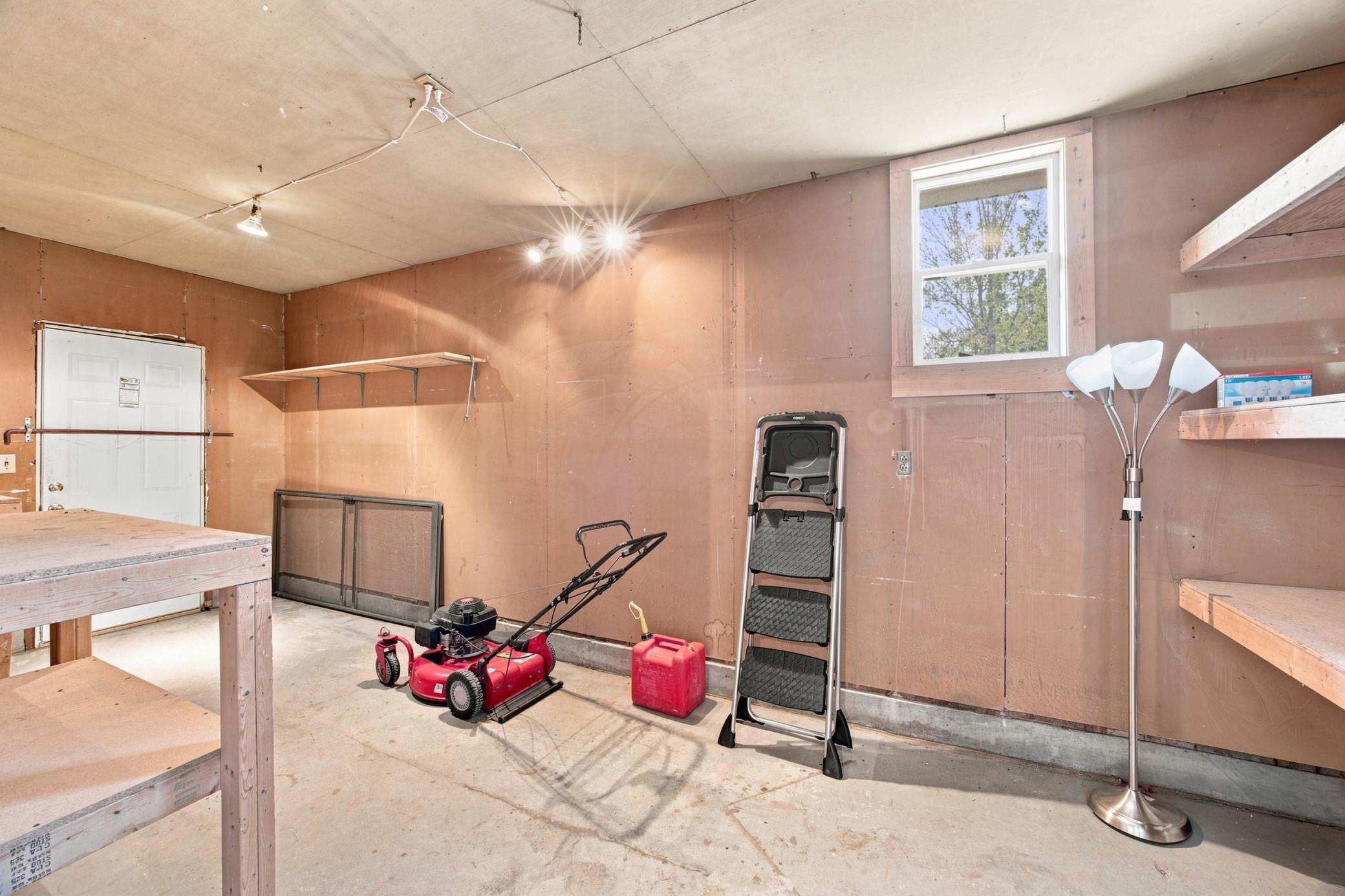 1969 single family home for sale at 2101 20th Street S in Moorhead, MN — 3 bed, 2 bath (photo 30 of 41)
