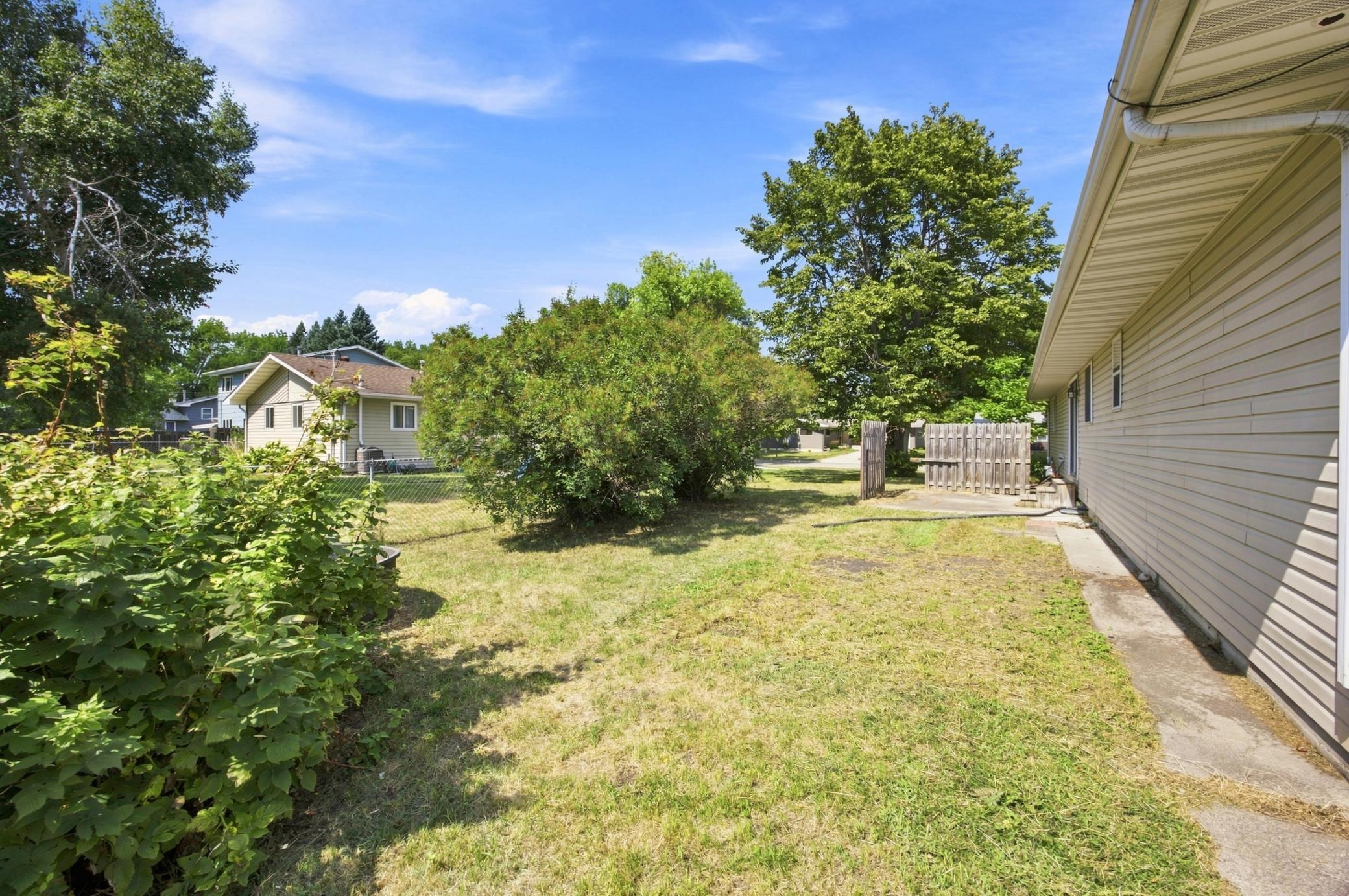 1969 single family home for sale at 2101 20th Street S in Moorhead, MN — 3 bed, 2 bath (photo 32 of 41)