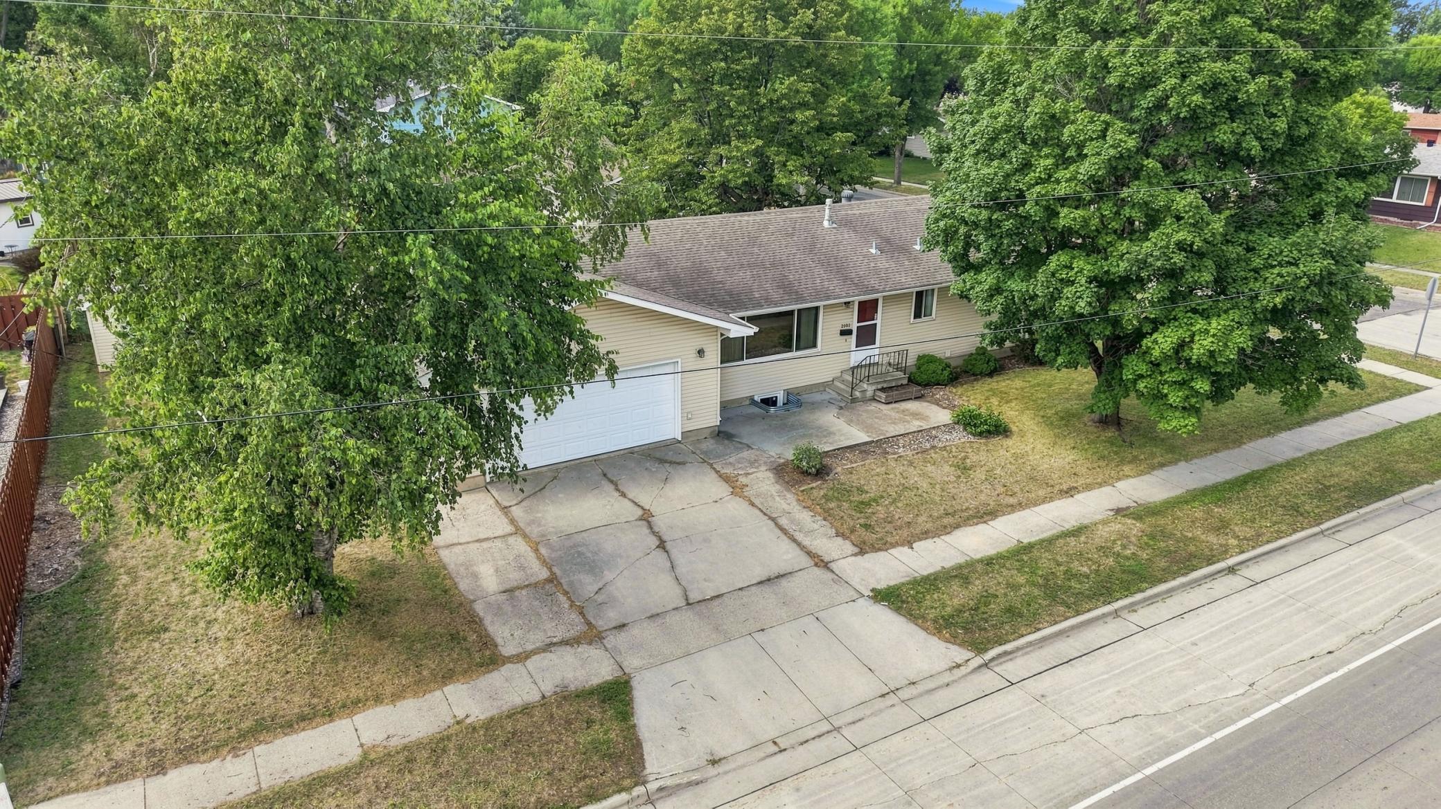 1969 single family home for sale at 2101 20th Street S in Moorhead, MN — 3 bed, 2 bath (photo 33 of 41)