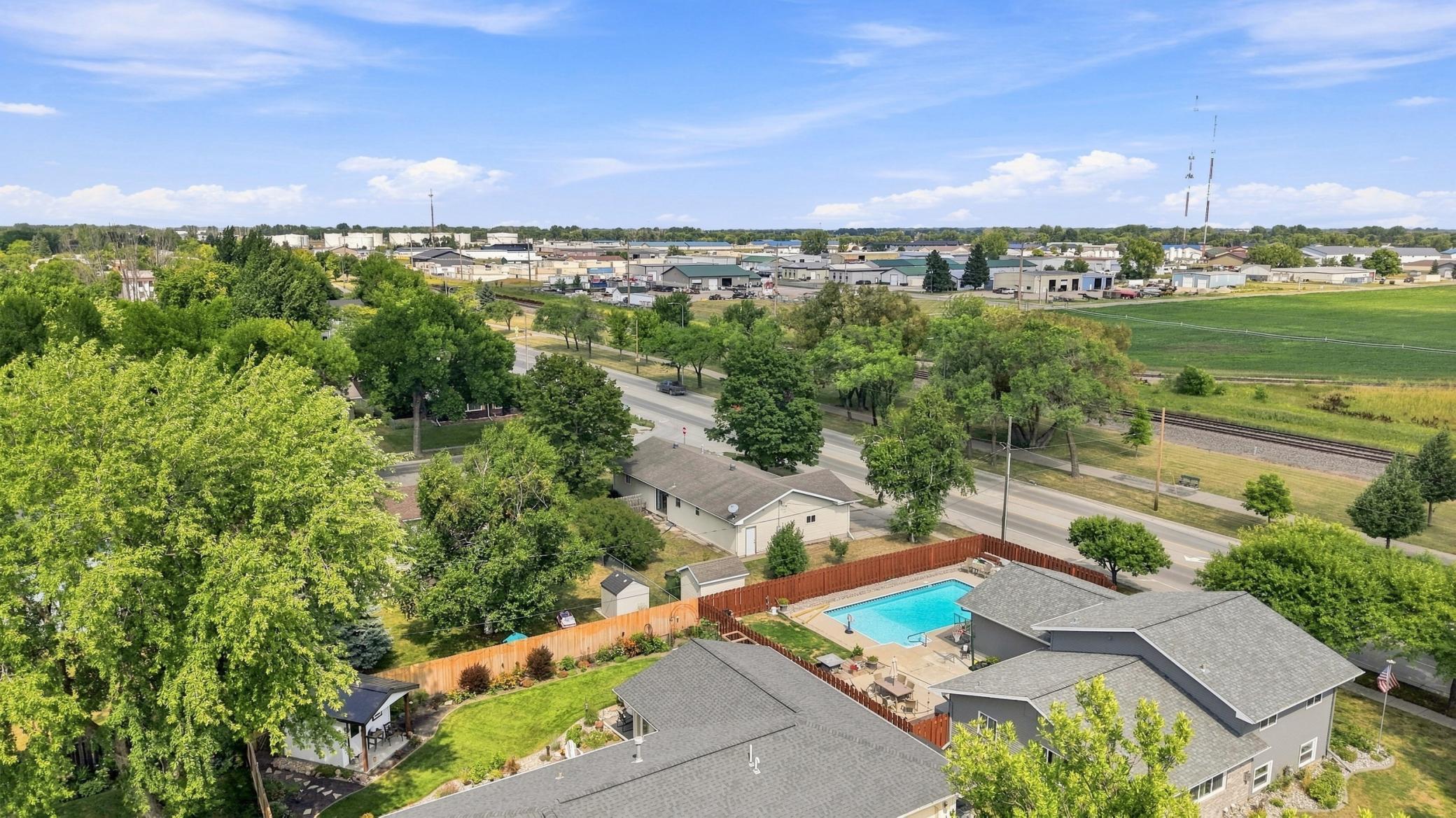 1969 single family home for sale at 2101 20th Street S in Moorhead, MN — 3 bed, 2 bath (photo 36 of 41)