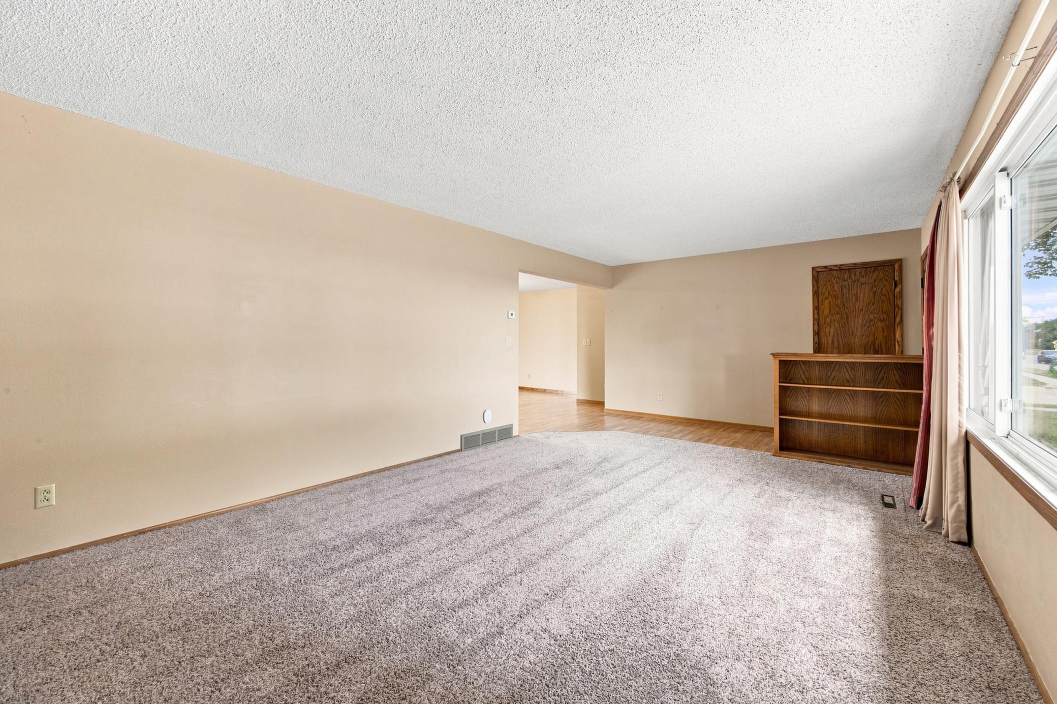 1969 single family home for sale at 2101 20th Street S in Moorhead, MN — 3 bed, 2 bath (photo 5 of 41)