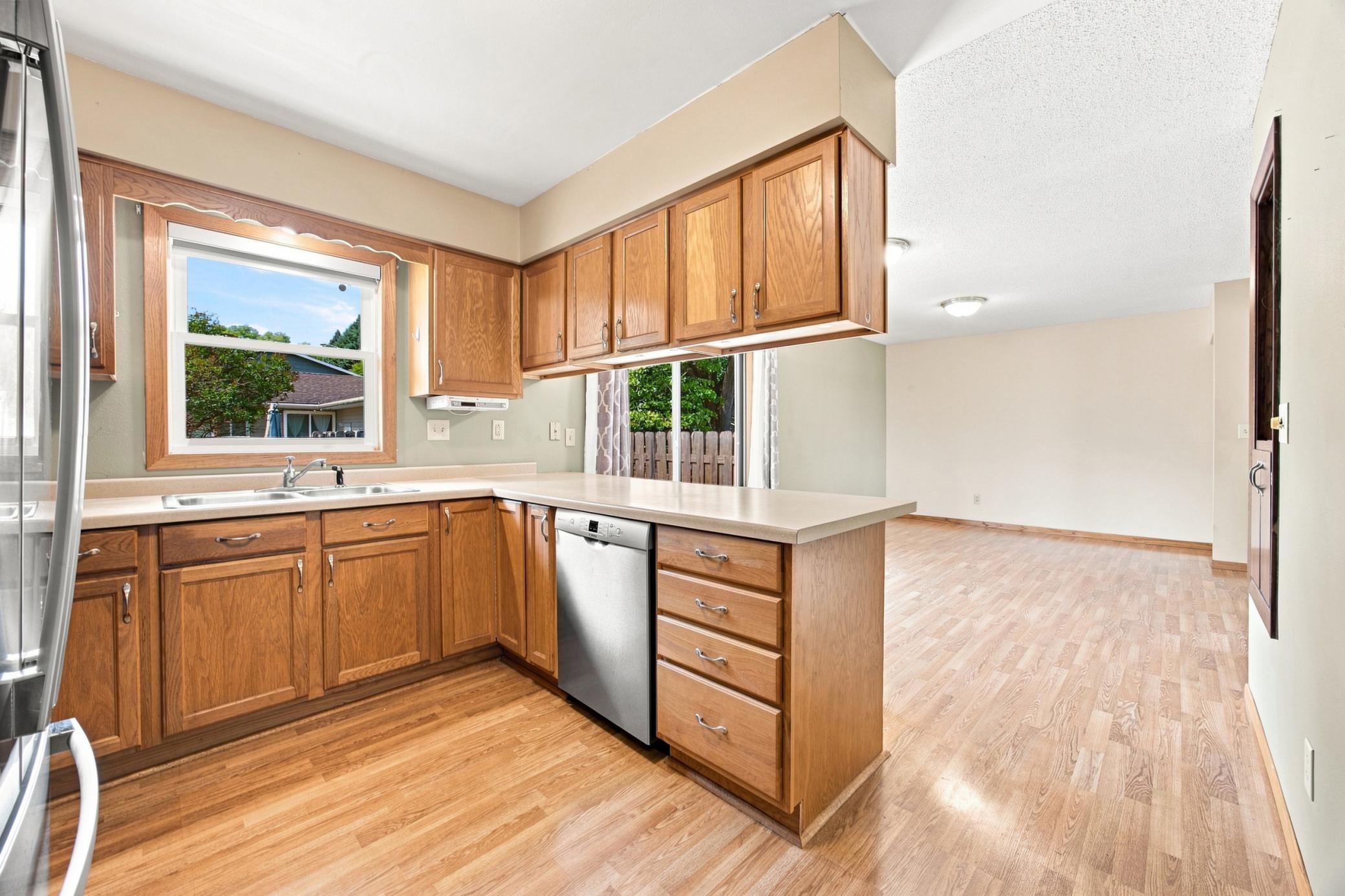 1969 single family home for sale at 2101 20th Street S in Moorhead, MN — 3 bed, 2 bath (photo 10 of 41)