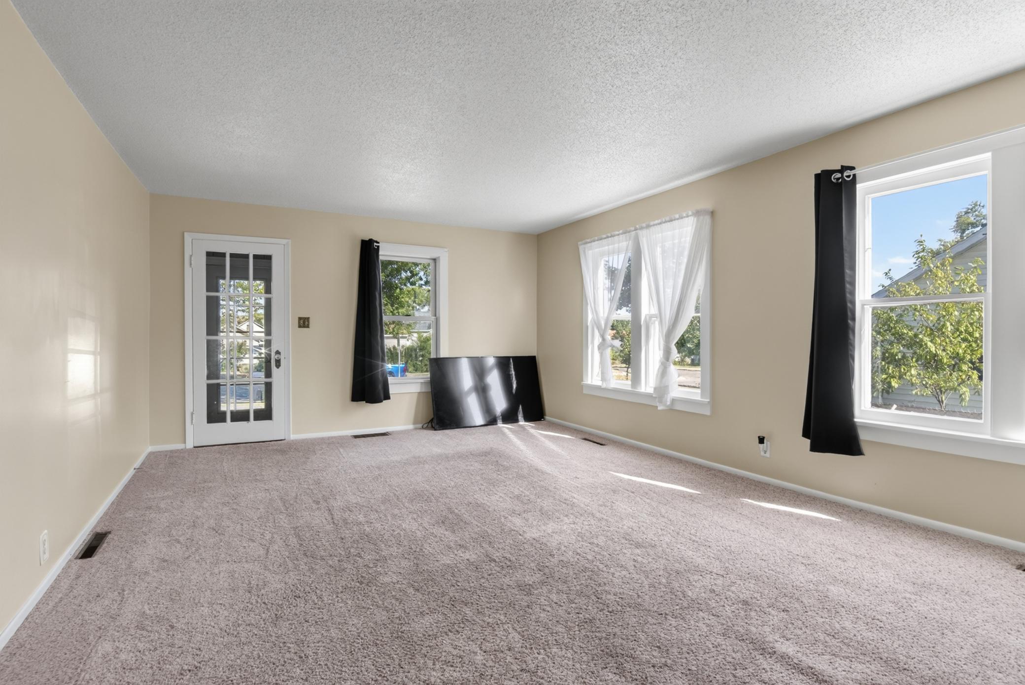 1920 single family home for sale at 521 5th Avenue NW in Valley City, ND — 2 bed, 2 bath (photo 4 of 38)