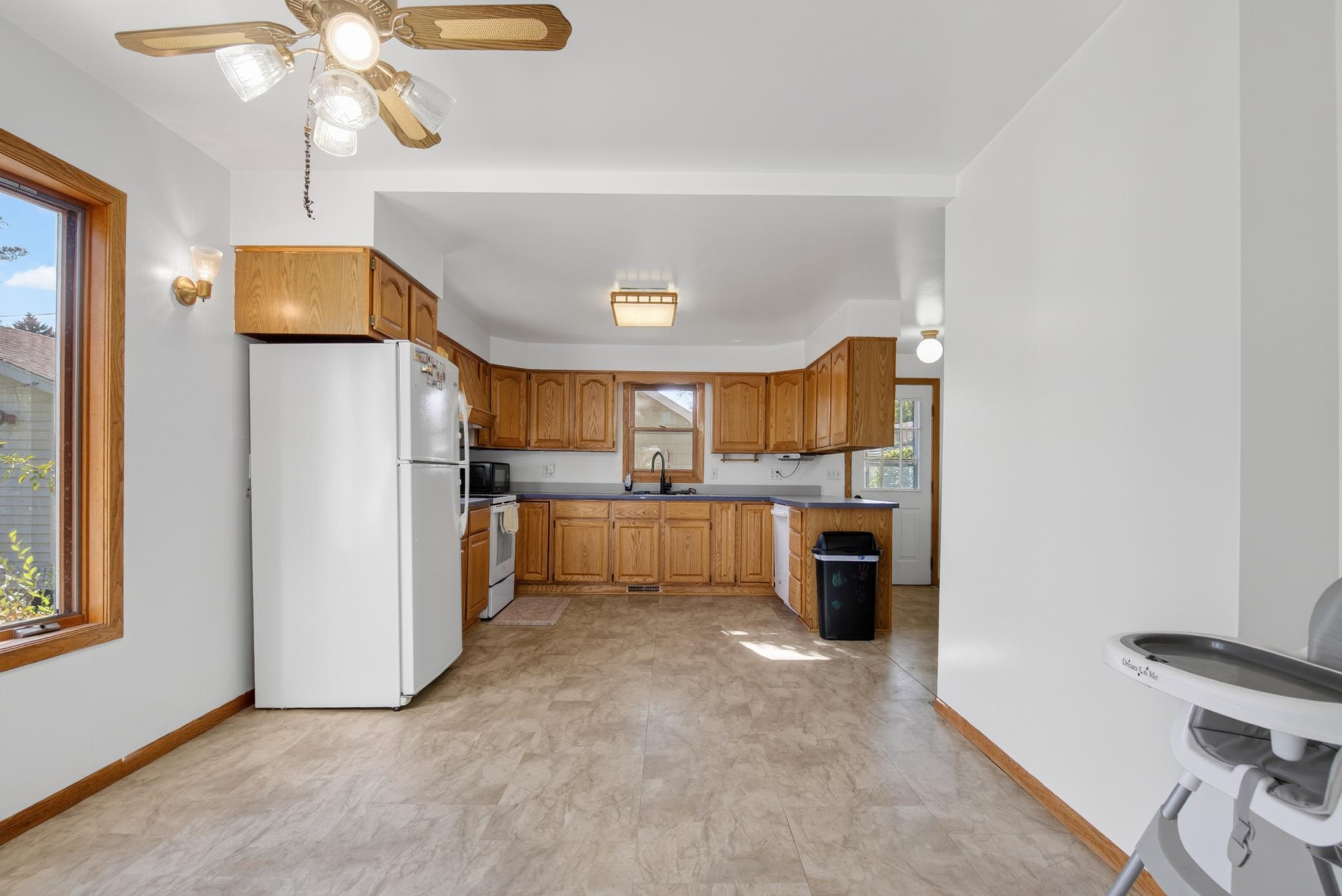 1920 single family home for sale at 521 5th Avenue NW in Valley City, ND — 2 bed, 2 bath (photo 5 of 38)