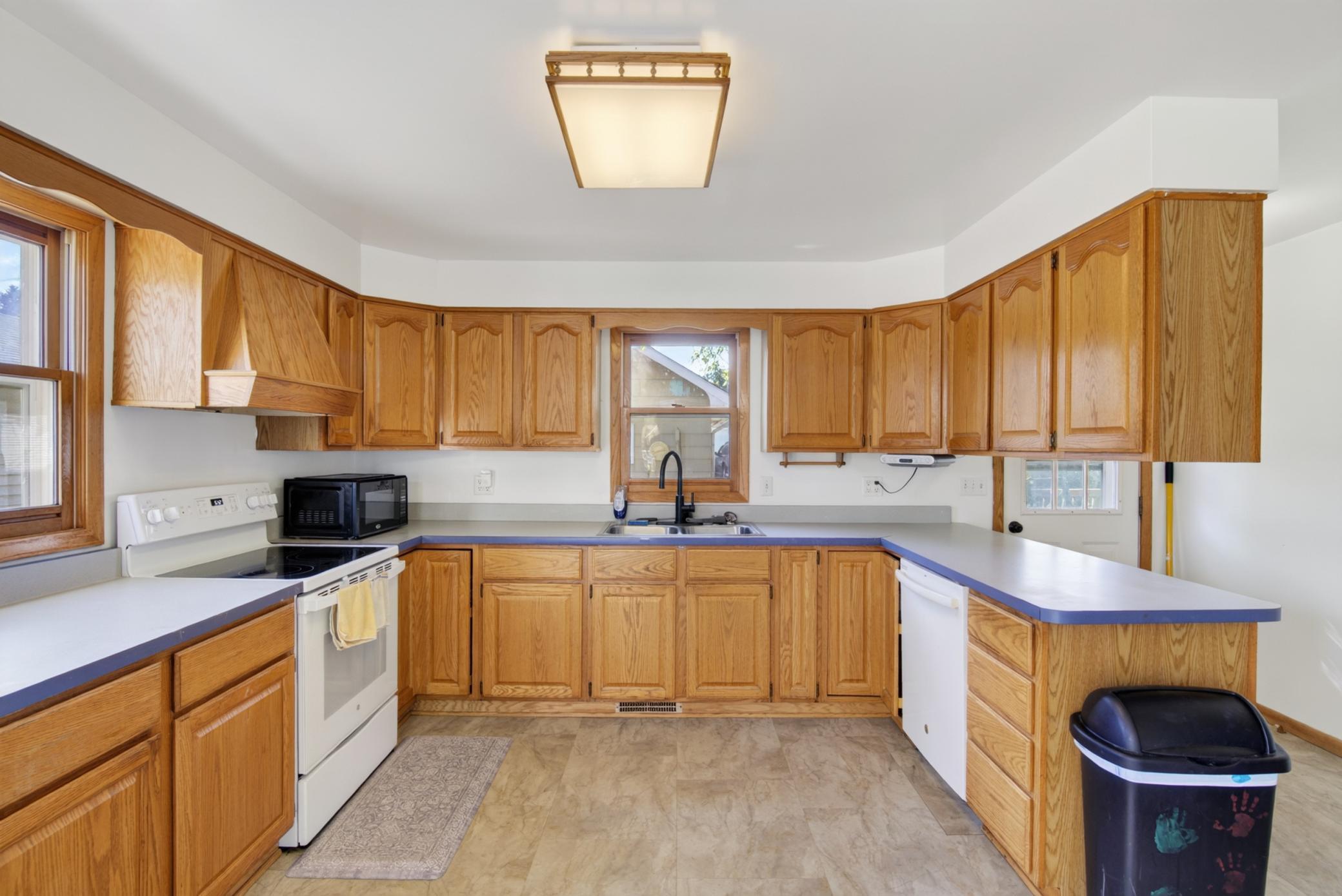 1920 single family home for sale at 521 5th Avenue NW in Valley City, ND — 2 bed, 2 bath (photo 7 of 38)