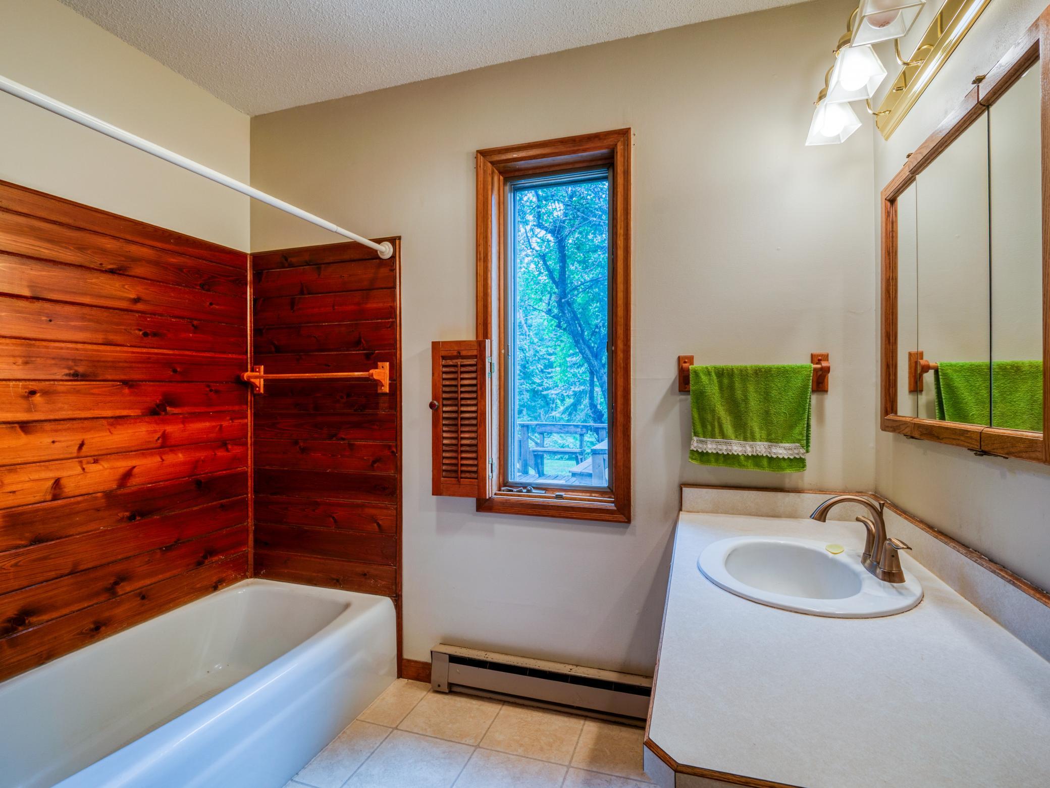 1979 single family home for sale at 1902 Lakeview Drive SW in Bemidji, MN — 2 bed, 2 bath (photo 33 of 58)