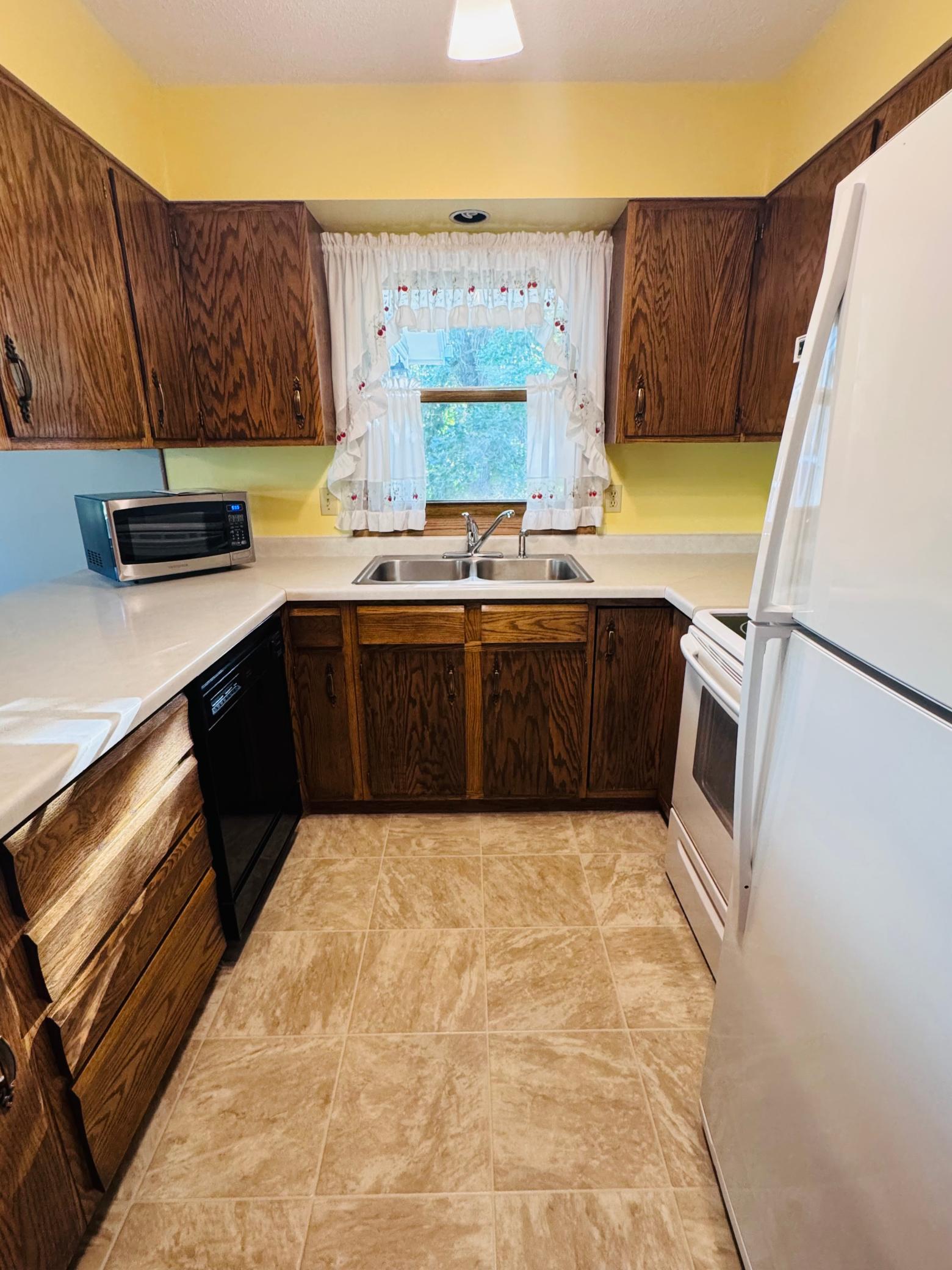 1975 single family home for sale at 14045 190th Avenue NE in Thief River Falls, MN — 4 bed, 2 bath (photo 15 of 51)