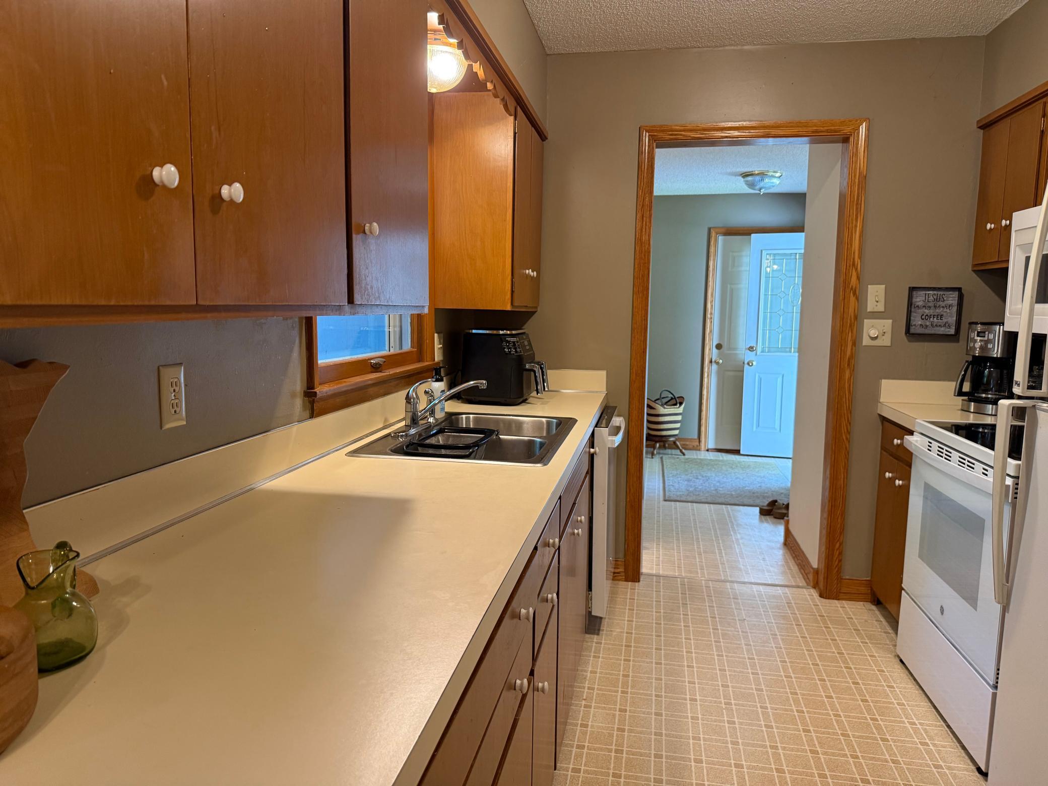 1960 single family home for sale at 1583 E Shore Drive in Detroit Lakes, MN — 4 bed, 2 bath (photo 13 of 41)