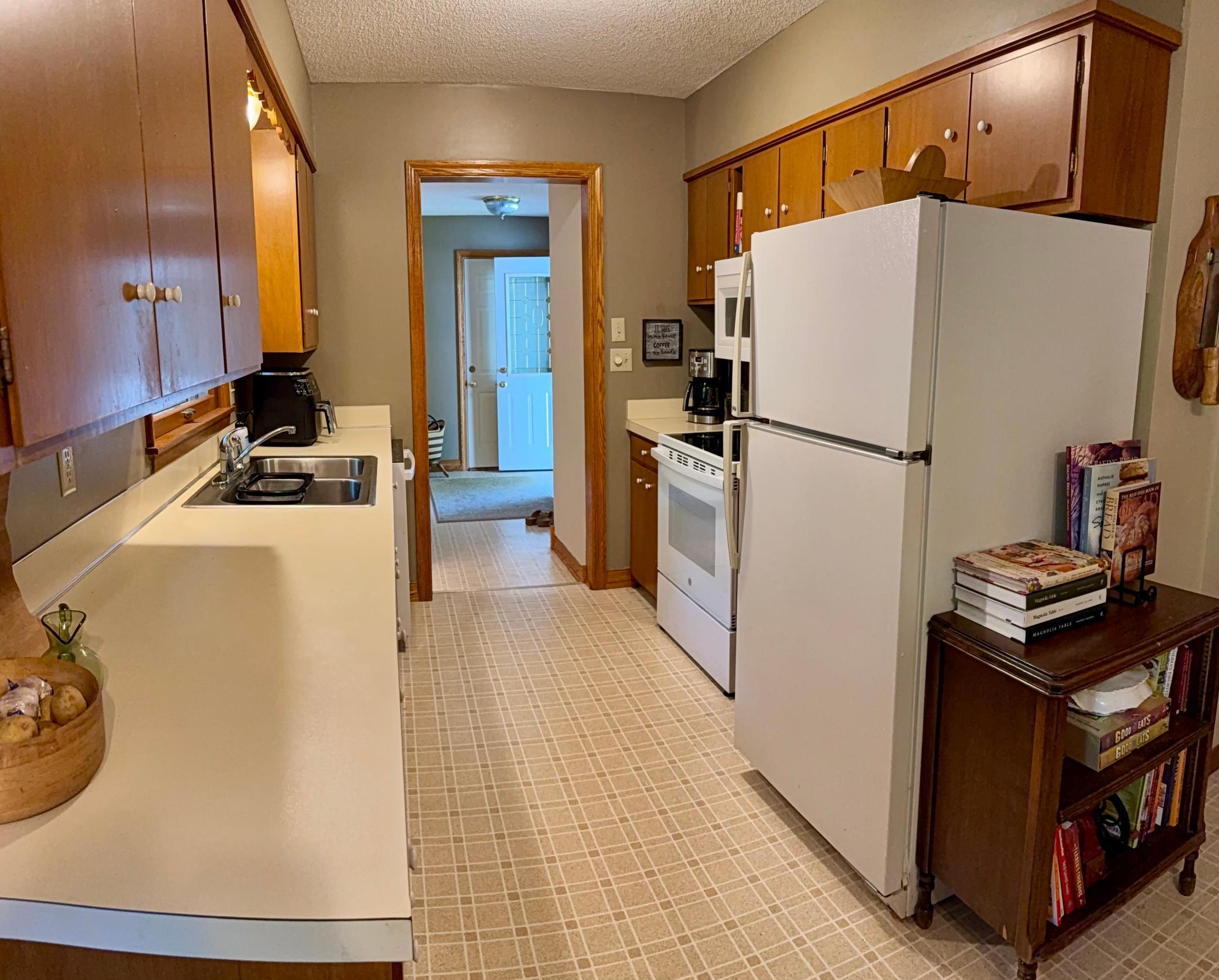 1960 single family home for sale at 1583 E Shore Drive in Detroit Lakes, MN — 4 bed, 2 bath (photo 14 of 41)
